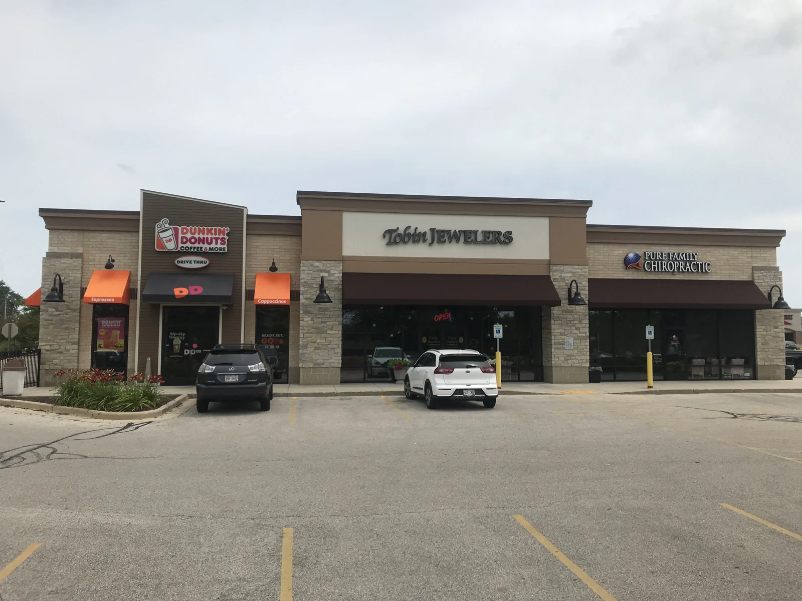 Sendik’s New Berlin Plaza Outlot Center — Lease in New Berlin, WI, photo 2 of 2