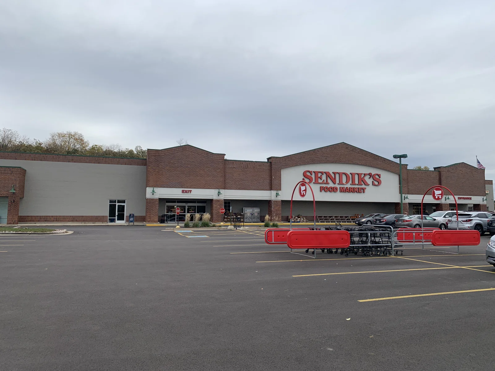 Sendik's Food Market at Meadowbrook Marketplace — Lease in Waukesha, WI, photo 1 of 2