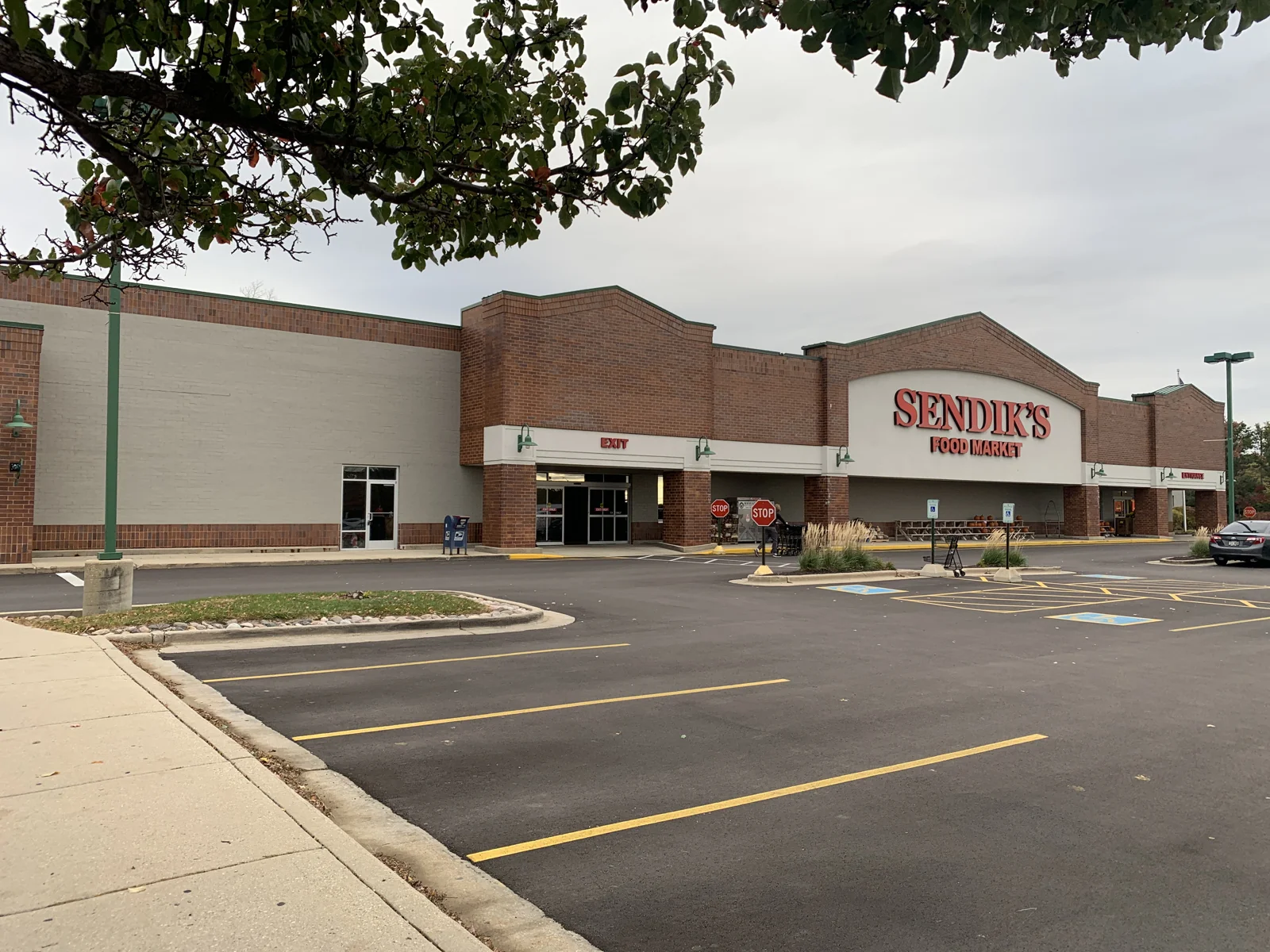 Sendik's Food Market at Meadowbrook Marketplace — Lease in Waukesha, WI, photo 2 of 2