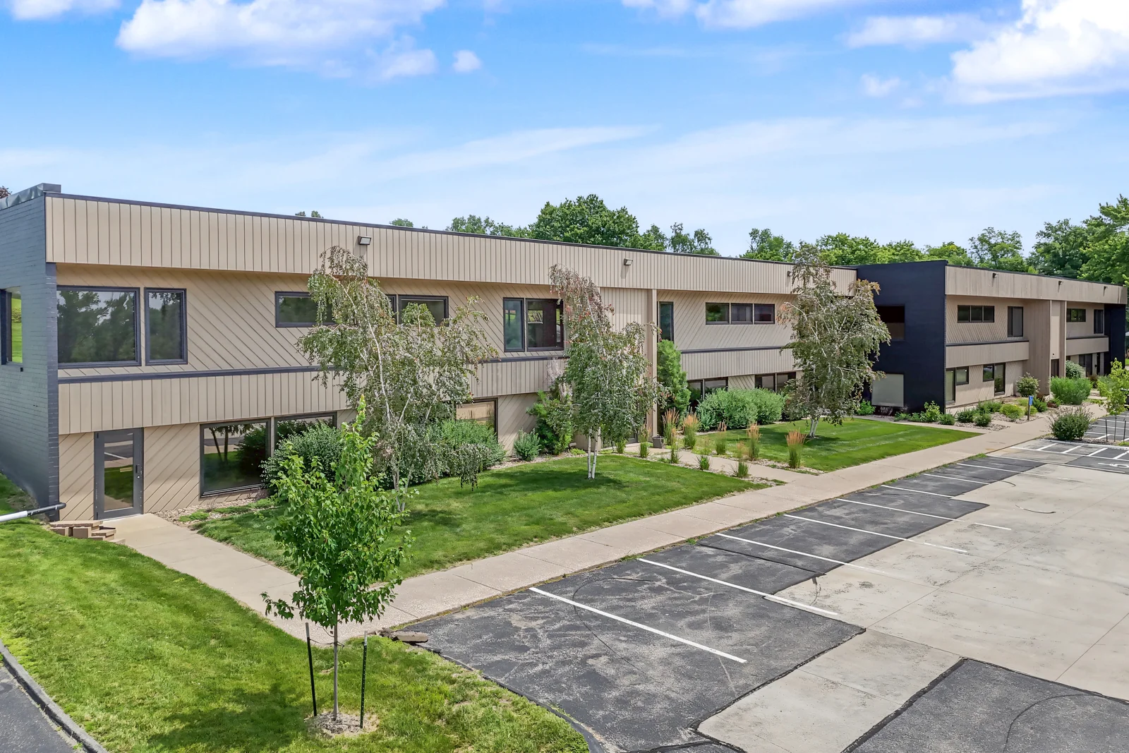 Office in Urbandale, IA — Lease in Urbandale, IA, photo 1 of 2