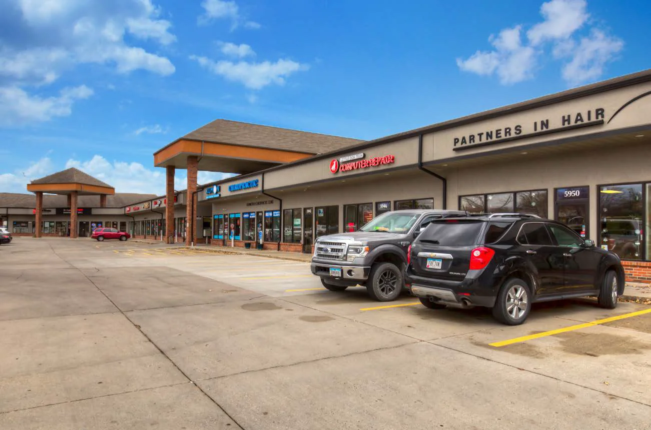 Ashworth Plaza — Lease in West Des Moines, IA, photo 1 of 4