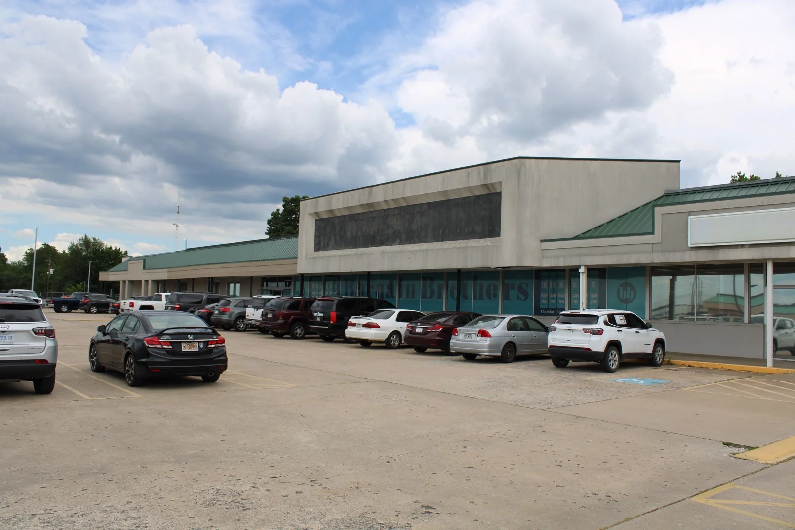 3340 N College Ave — Lease in Fayetteville, AR, photo 3 of 6