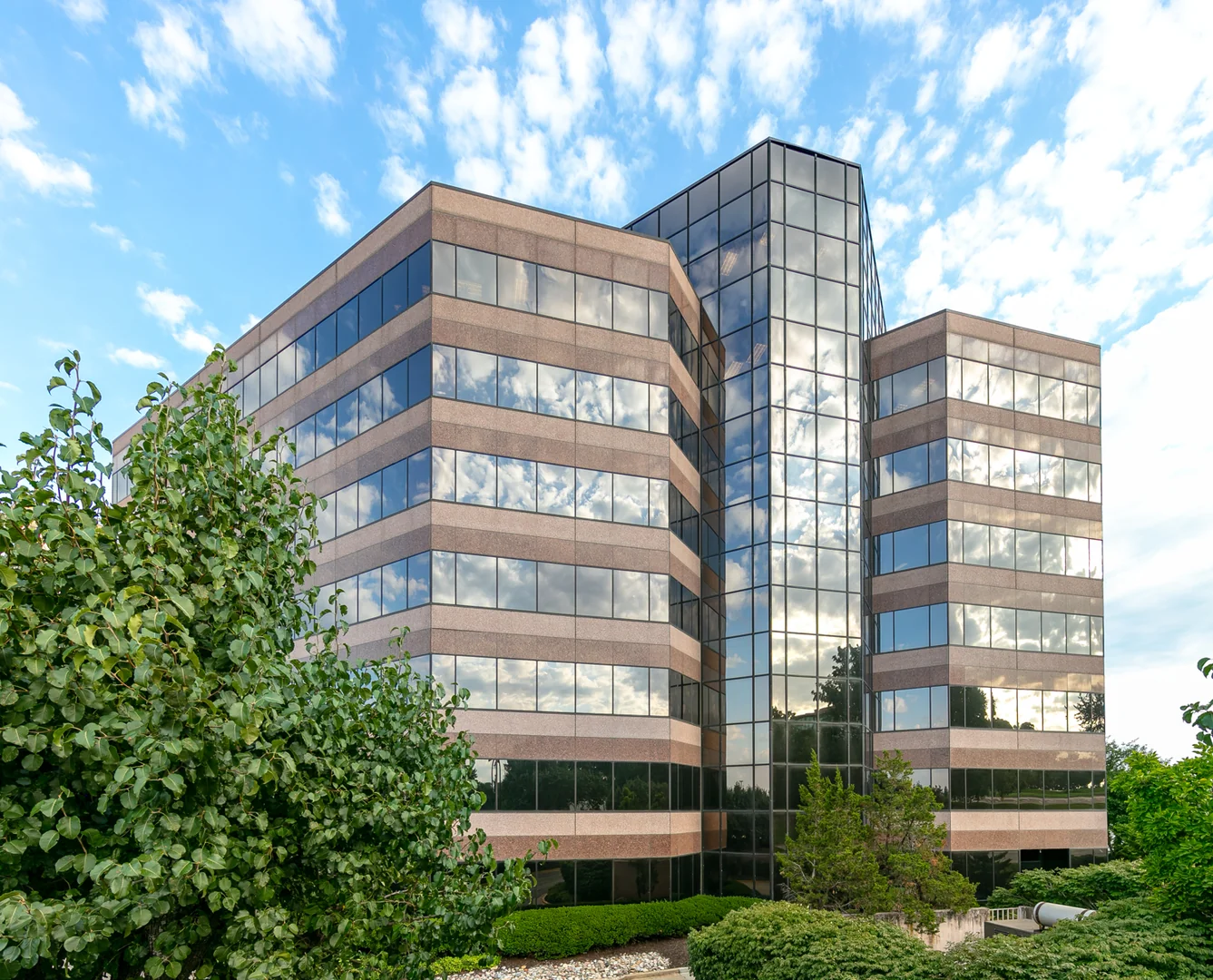 Commerce Plaza I — Sale in Overland Park, KS, photo 1 of 2