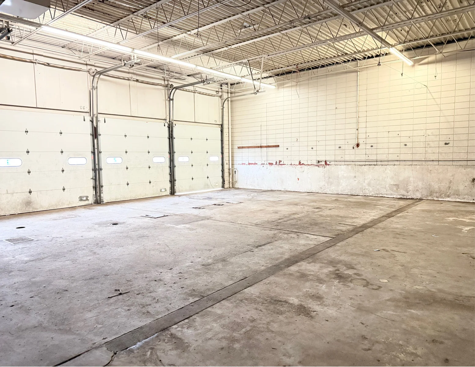Service garage located in Southroads Technology Park — Sale in Bellevue, NE, photo 3 of 8