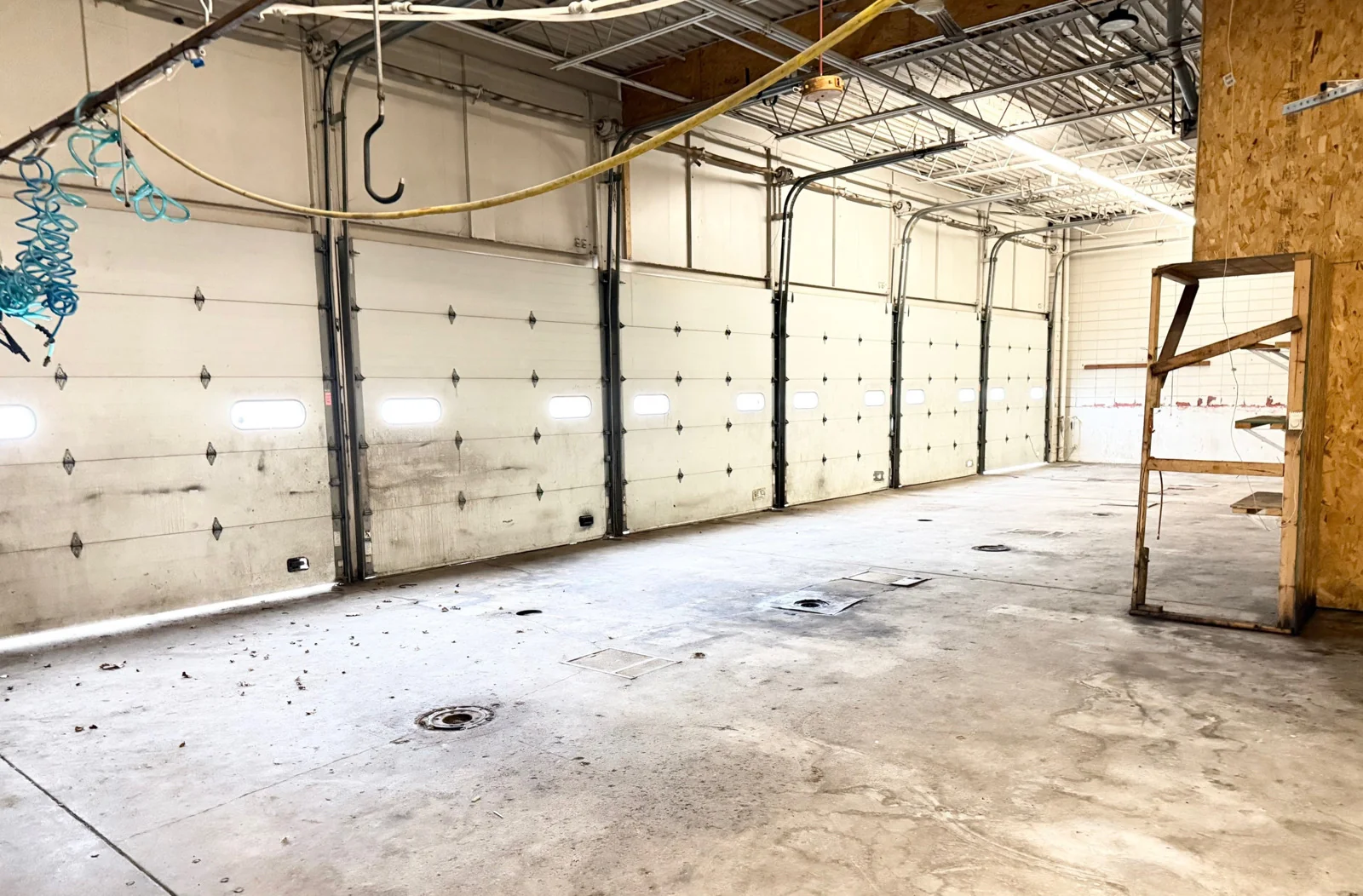Service garage located in Southroads Technology Park — Sale in Bellevue, NE, photo 4 of 8