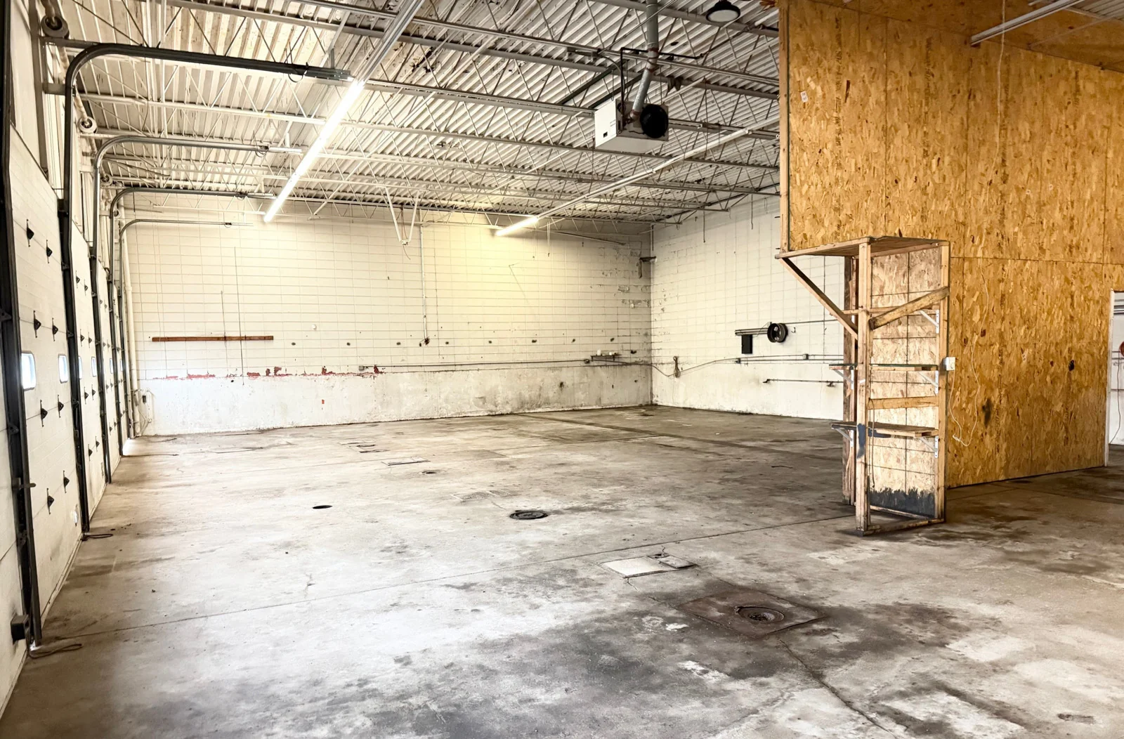 Service garage located in Southroads Technology Park — Sale in Bellevue, NE, photo 5 of 8