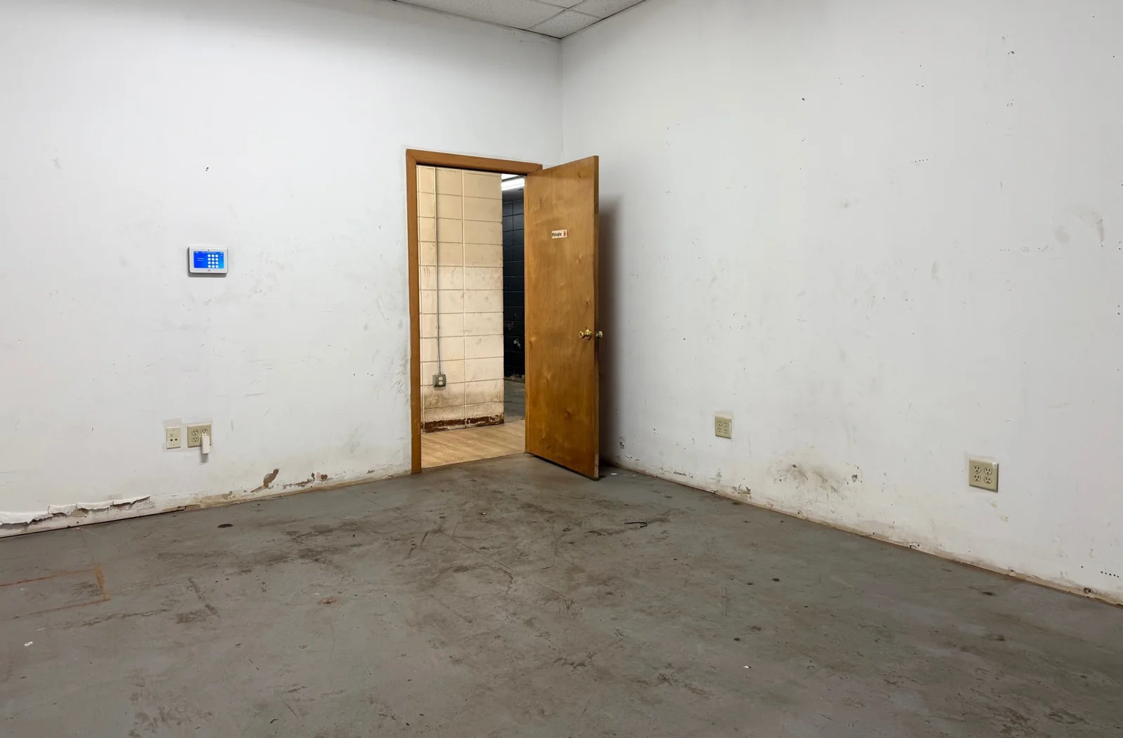 Service garage located in Southroads Technology Park — Sale in Bellevue, NE, photo 7 of 8