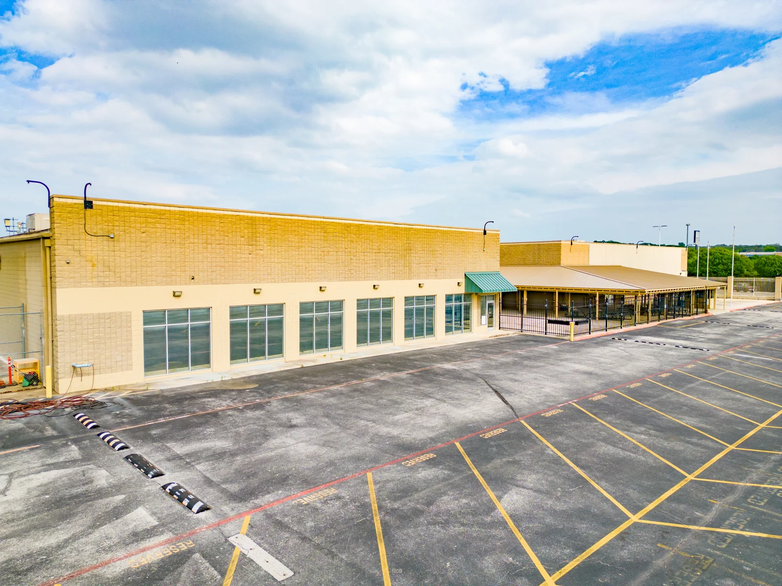 R/E Business Center