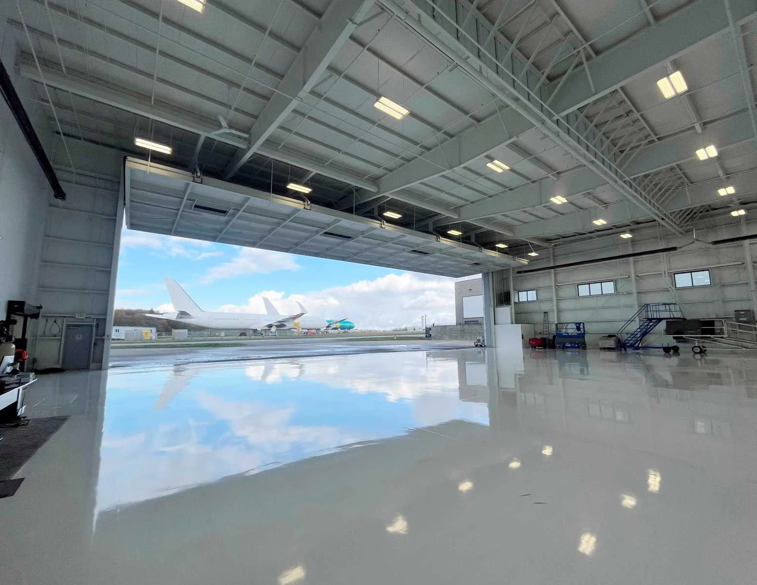 ±13,500 SF Aircraft Hangar Available For Lease