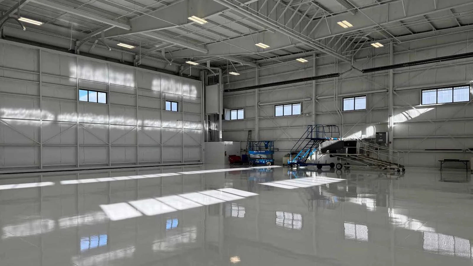 ±13,500 SF Aircraft Hangar Available For Lease — Lease in Mukilteo, WA, photo 3 of 4
