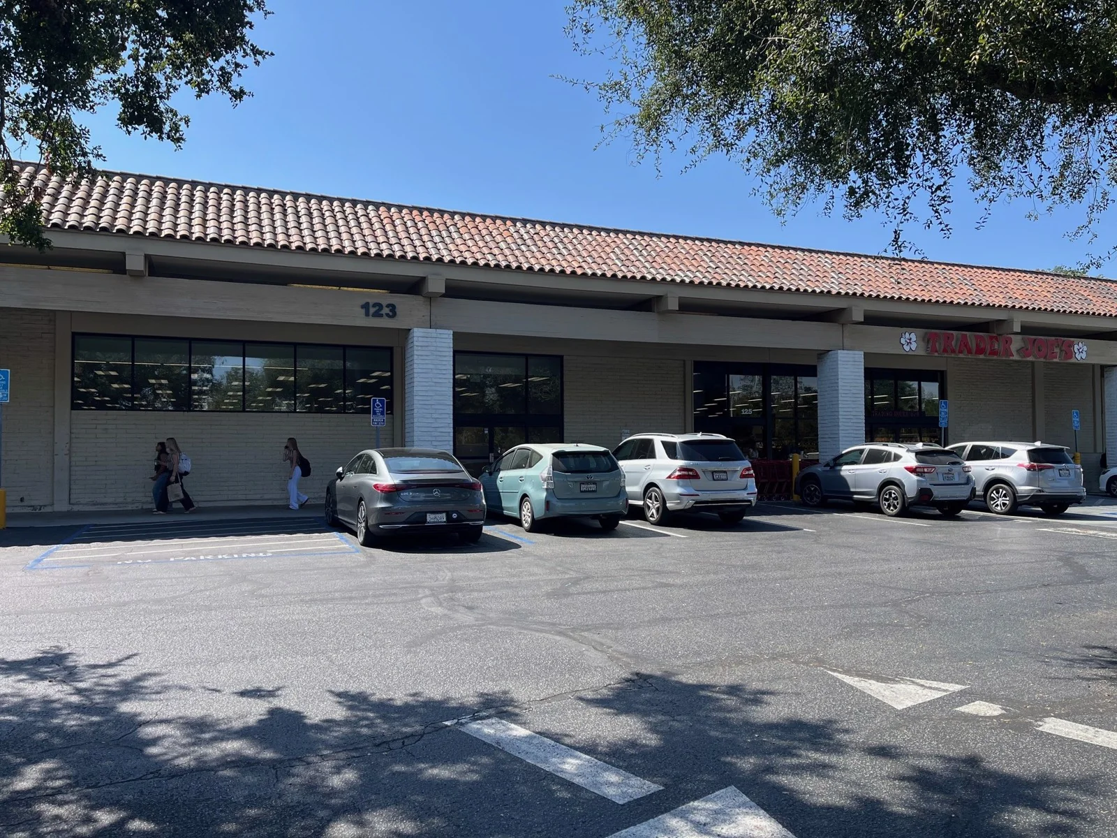 Retail in Thousand Oaks, CA — Lease in Thousand Oaks, CA, photo 2 of 3