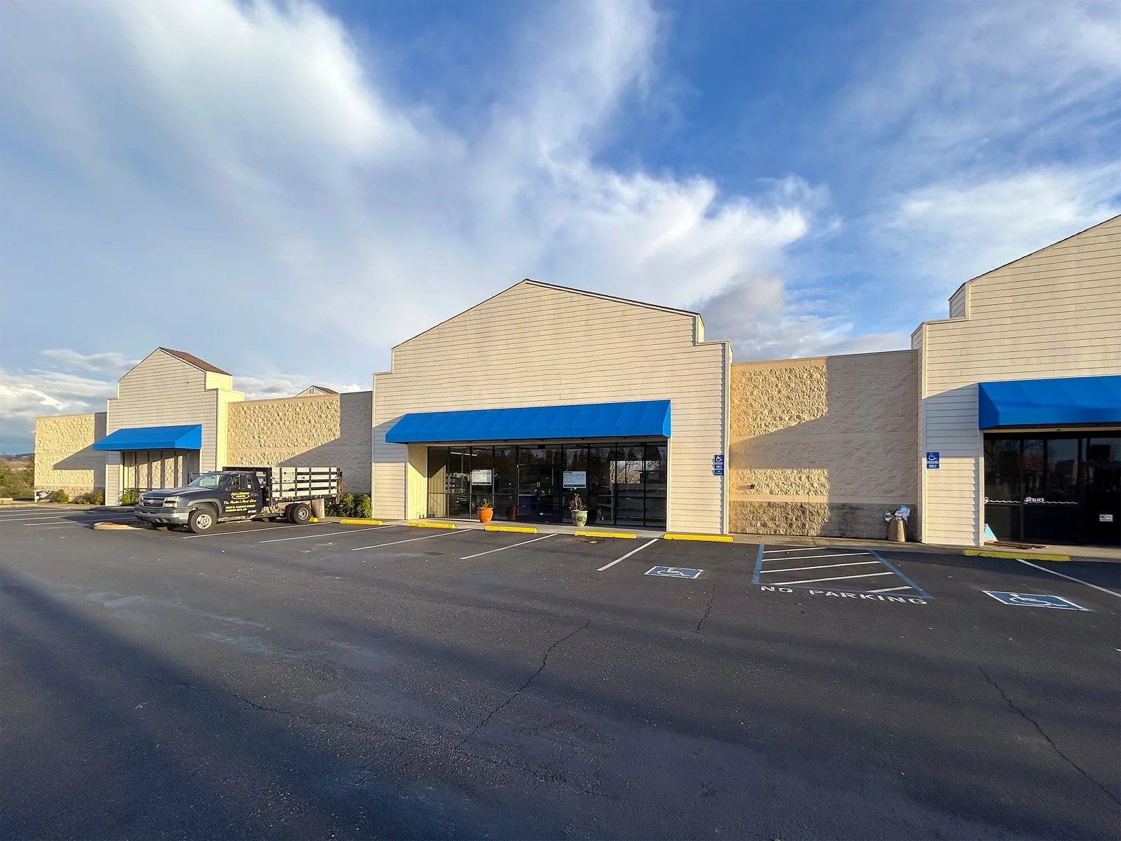 Blue Ravine Retail Space — Lease in Folsom, CA, photo 1 of 3