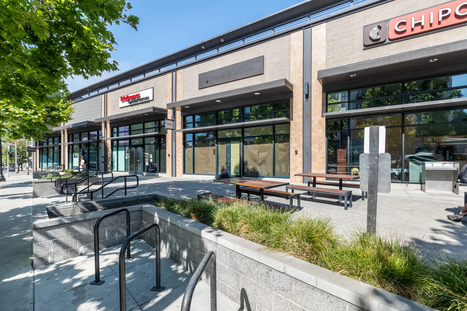 Retail in Oakland, CA — Lease in Oakland, CA, photo 4 of 8