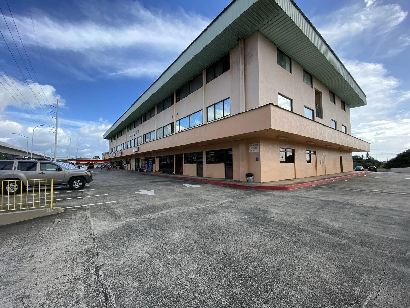 Pearl City Business Plaza — Lease in Pearl City, HI, photo 1 of 6