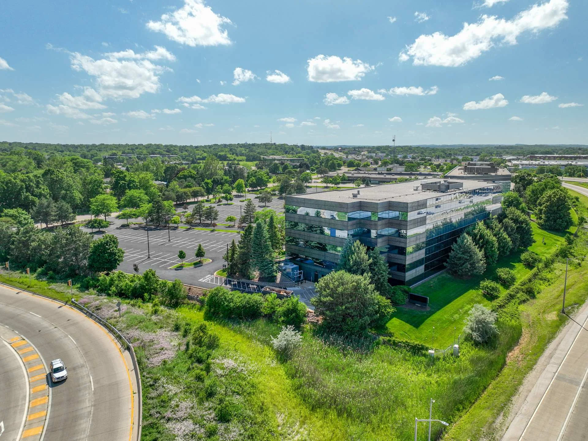 Crossroads Corporate Center VIII — Lease in Waukesha, WI, photo 1 of 7