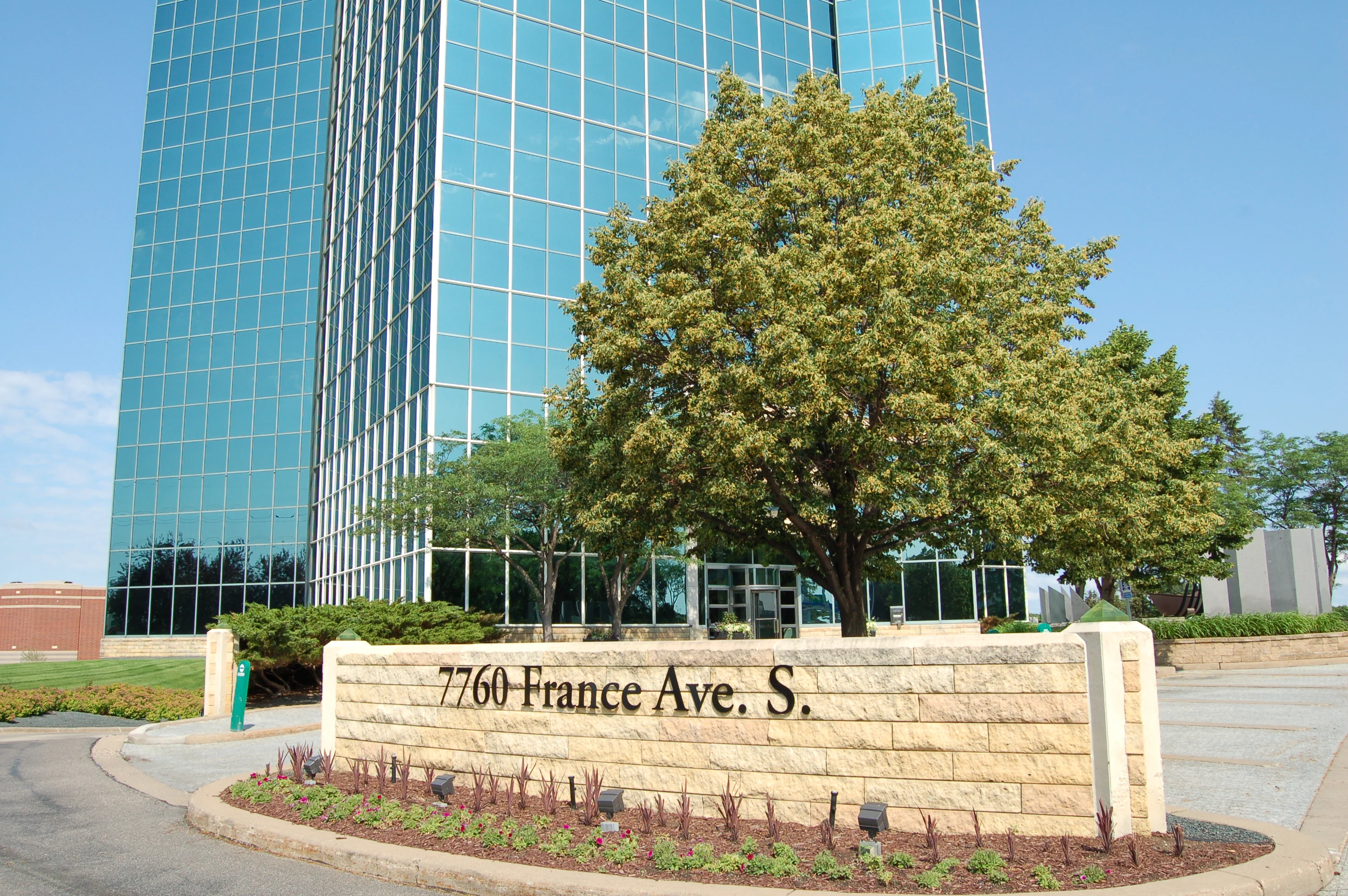 Minnesota Center — Lease in Bloomington, MN, photo 2 of 8