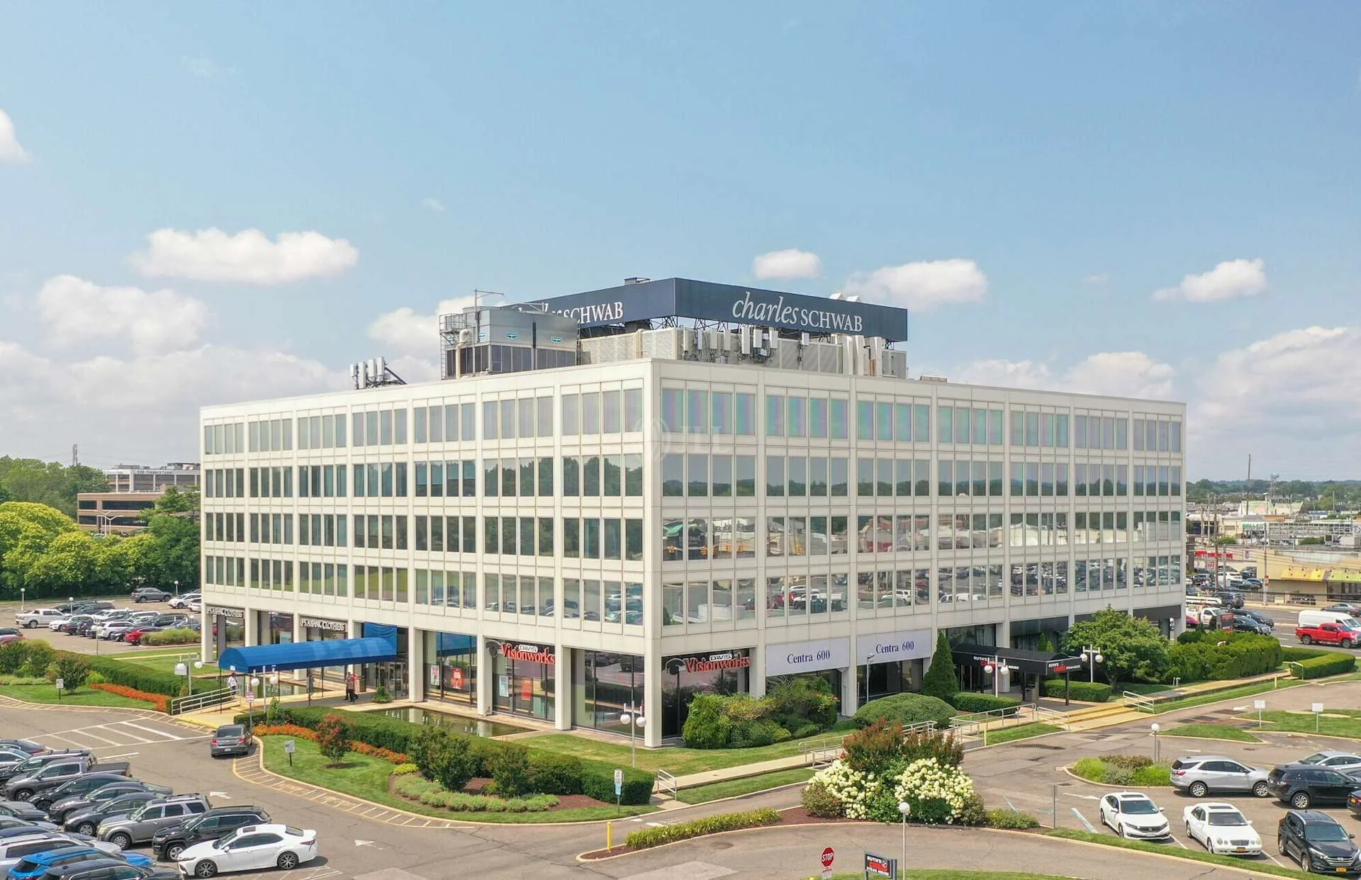 Centra 600 — Lease in Garden City, NY, photo 4 of 8