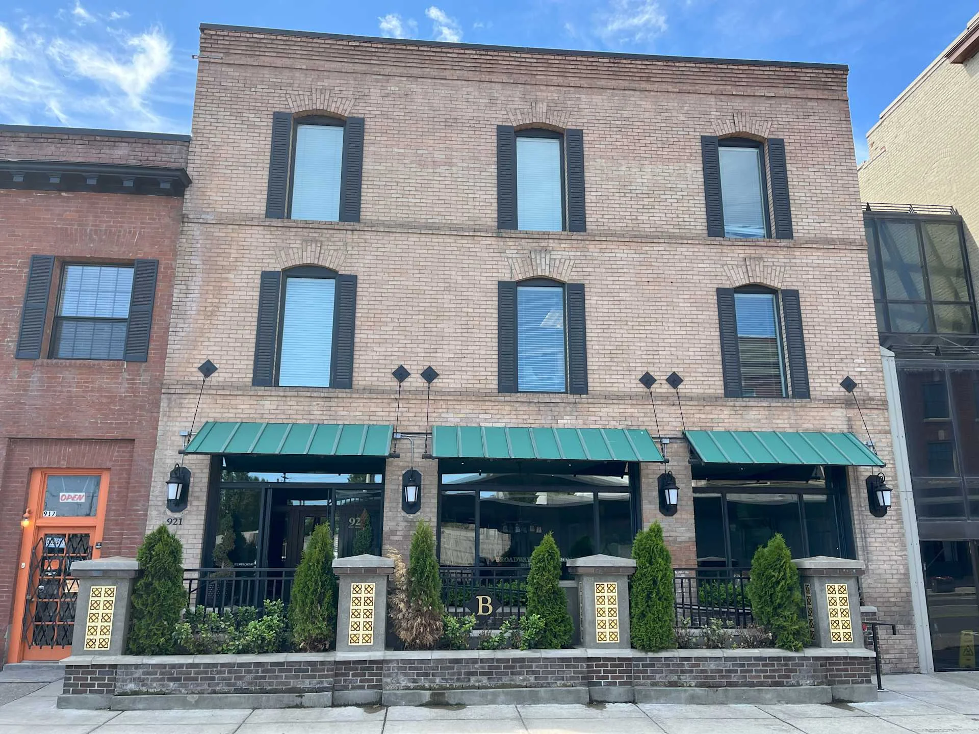 Broadway Professional Building — Lease in Spokane, WA, photo 1 of 2
