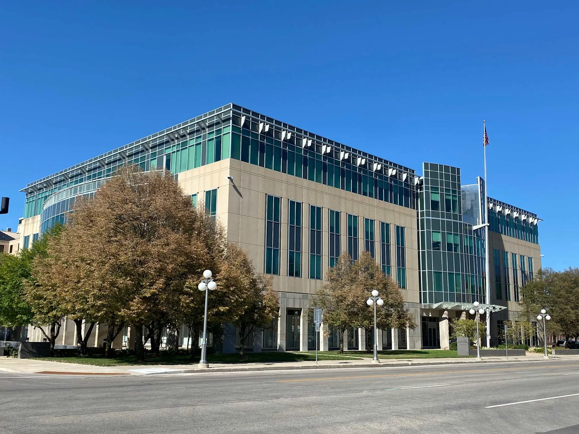 Riverview Building — Lease in Des Moines, IA, photo 2 of 5