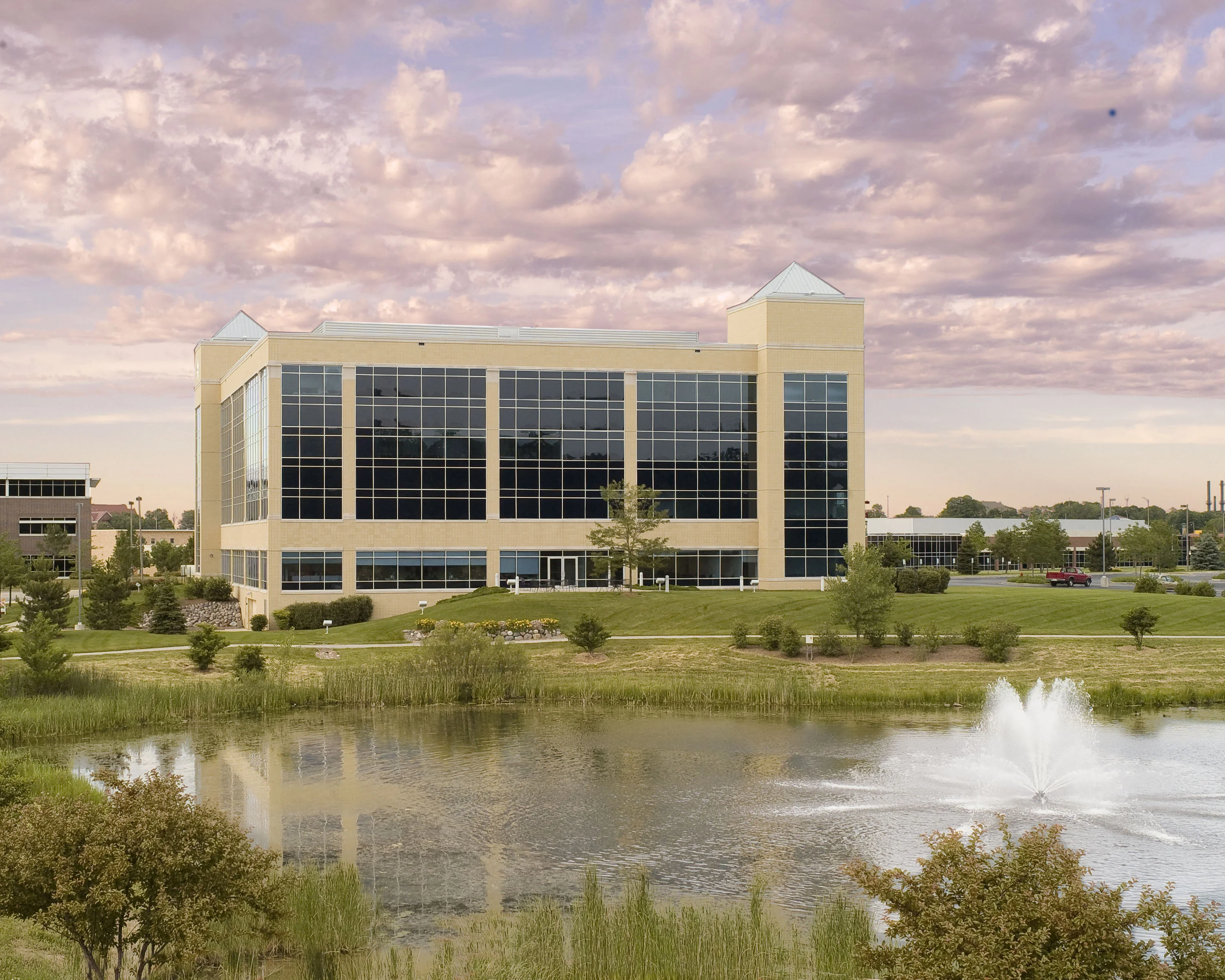 Oakwood Center — Lease in Milwaukee, WI, photo 1 of 4