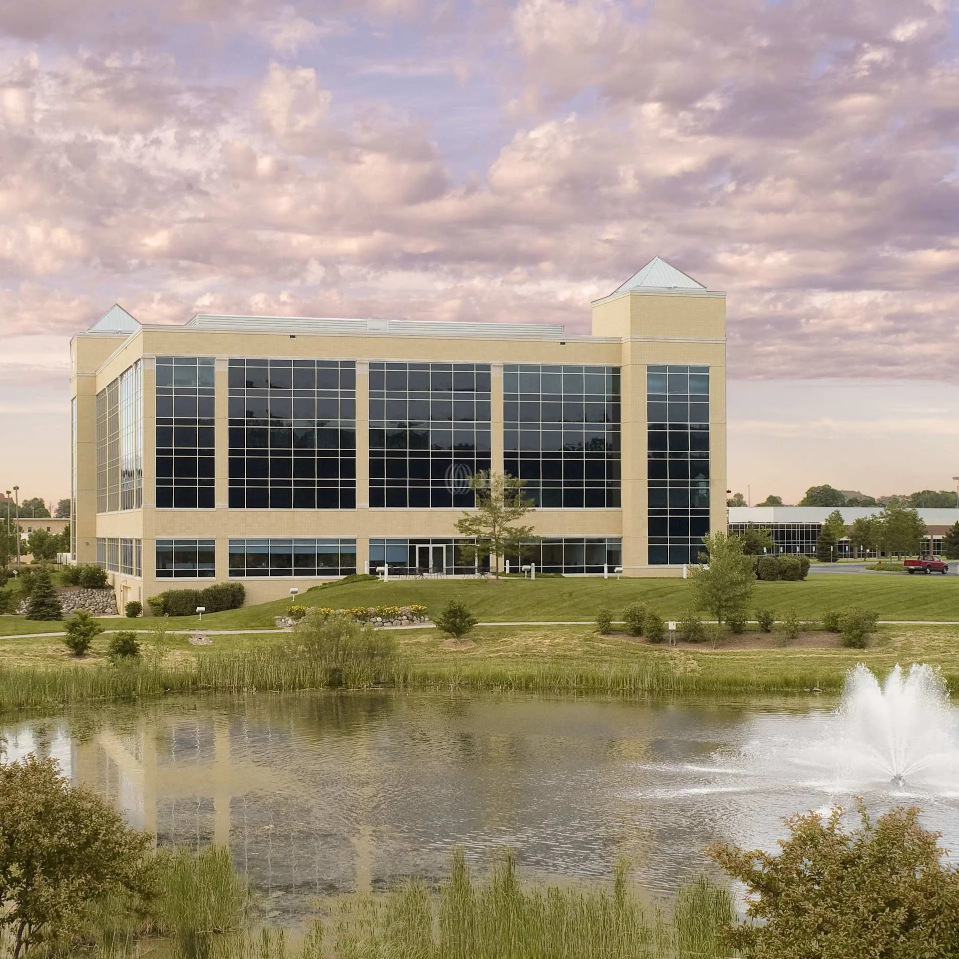 Oakwood Center — Lease in Milwaukee, WI, photo 2 of 4
