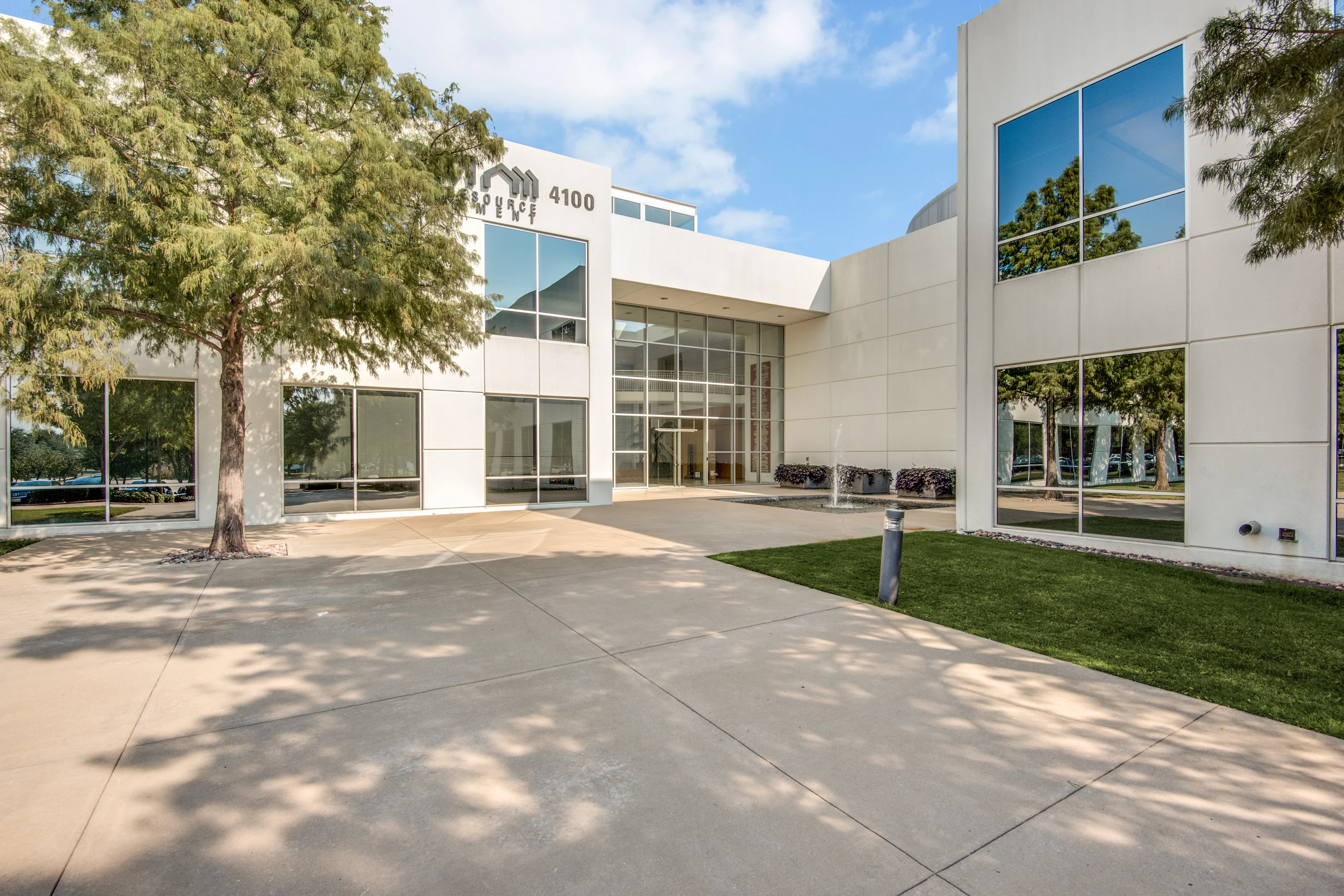 4100 International — Lease in Carrollton, TX, photo 1 of 8