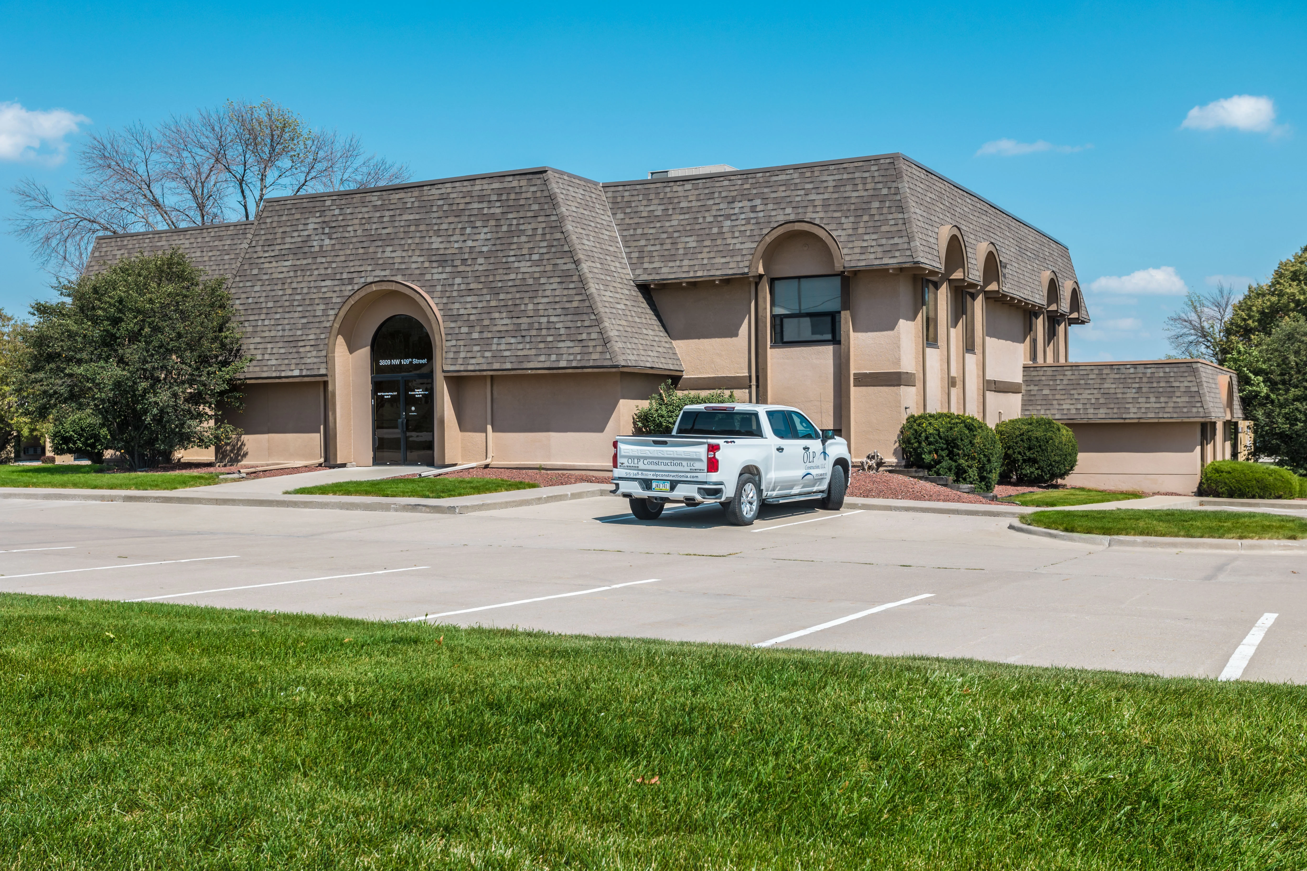 3809 109th St — Lease in Urbandale, IA, photo 1 of 8