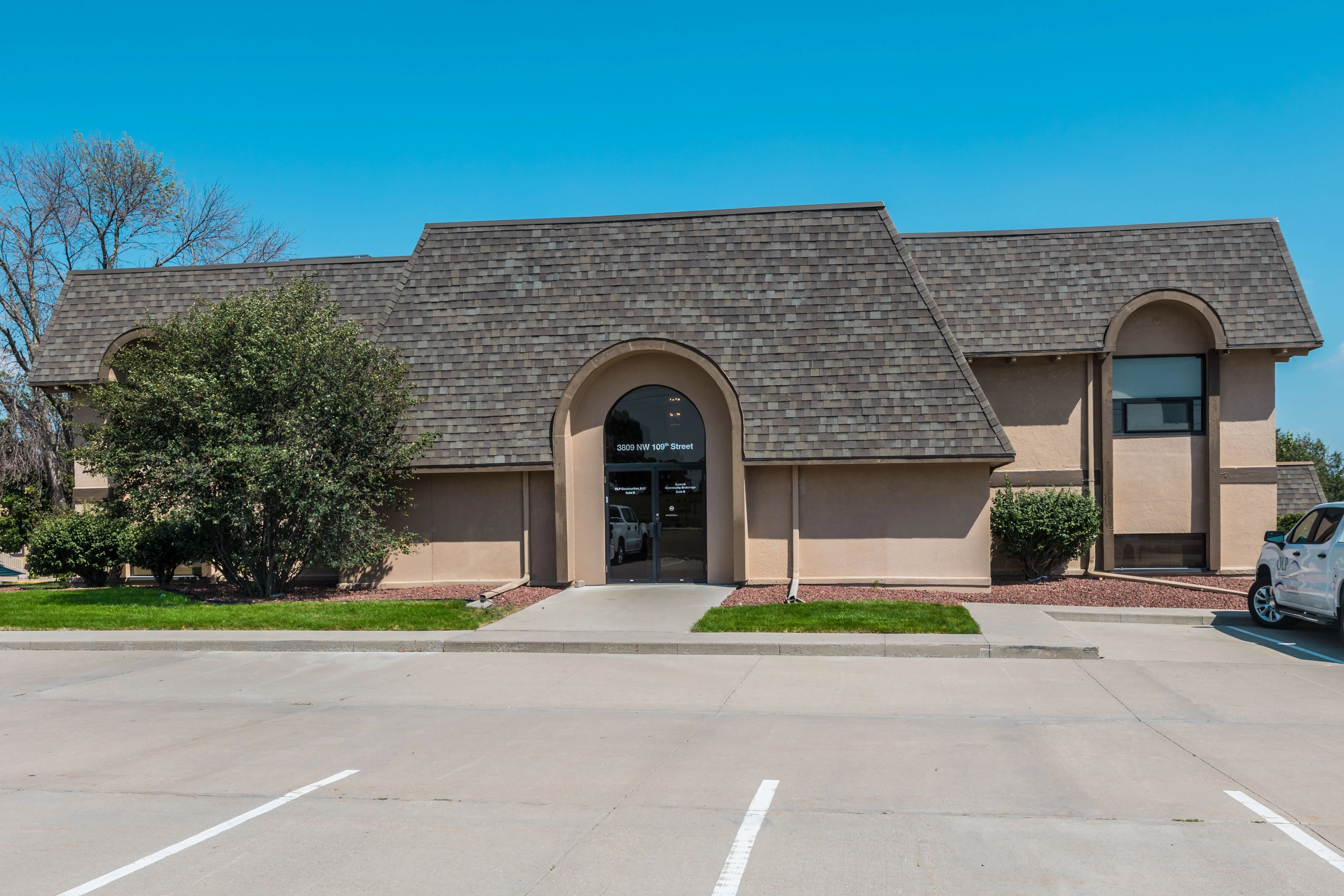 3809 109th St — Lease in Urbandale, IA, photo 3 of 8