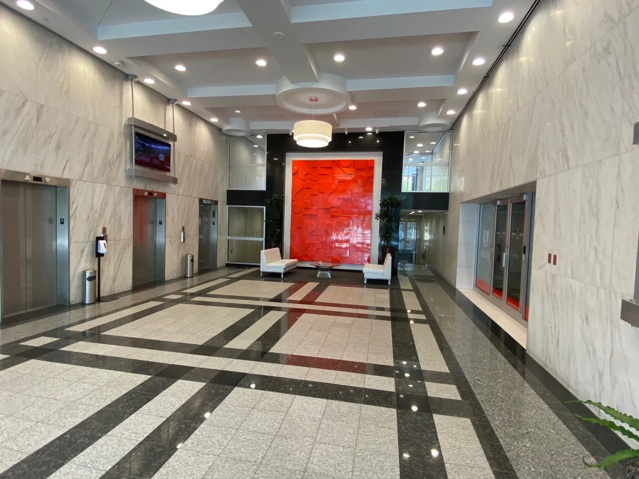 Chase Bank Building — Lease in Grand Rapids, MI, photo 2 of 8