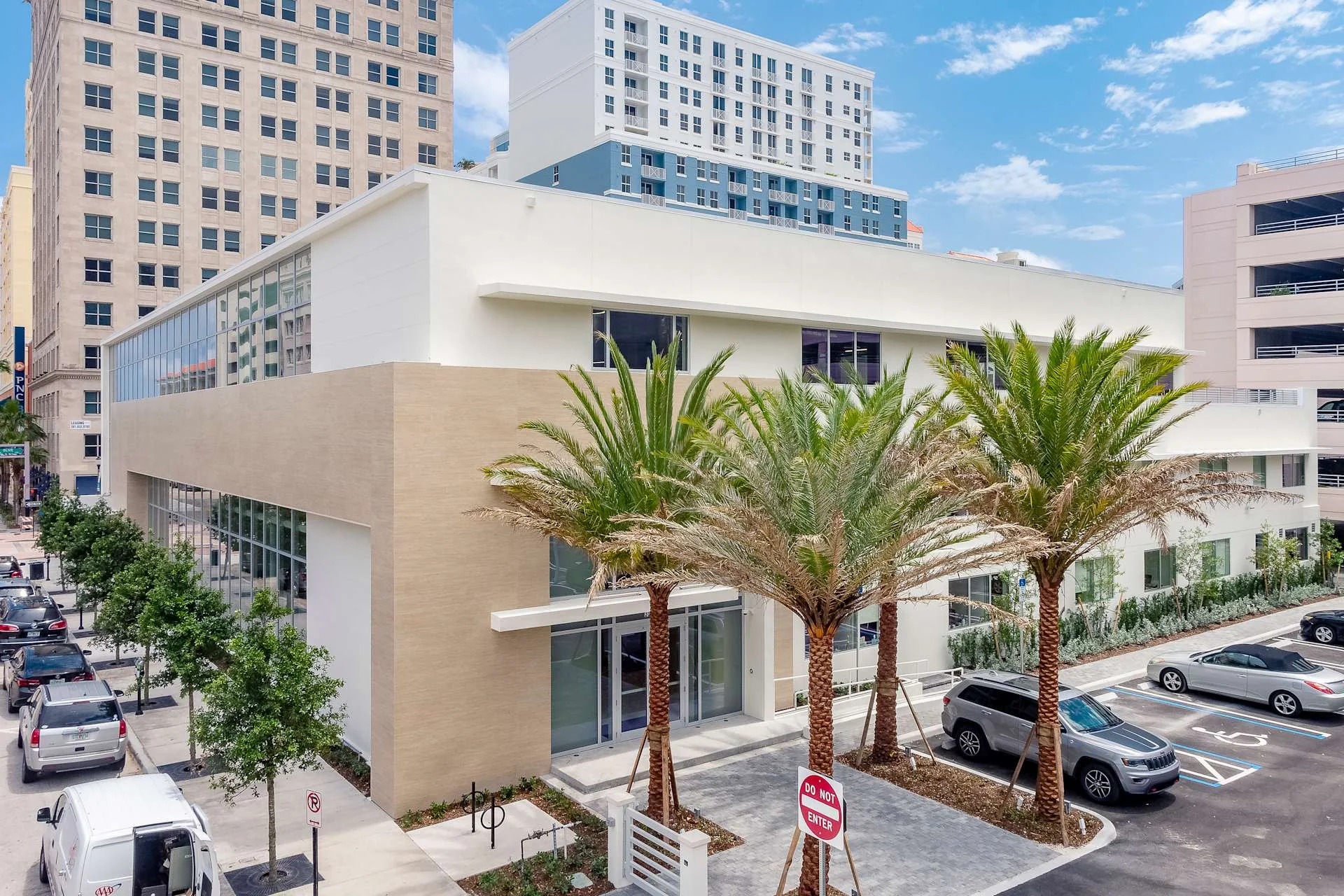 302 Datura — Lease in West Palm Beach, FL, photo 2 of 3