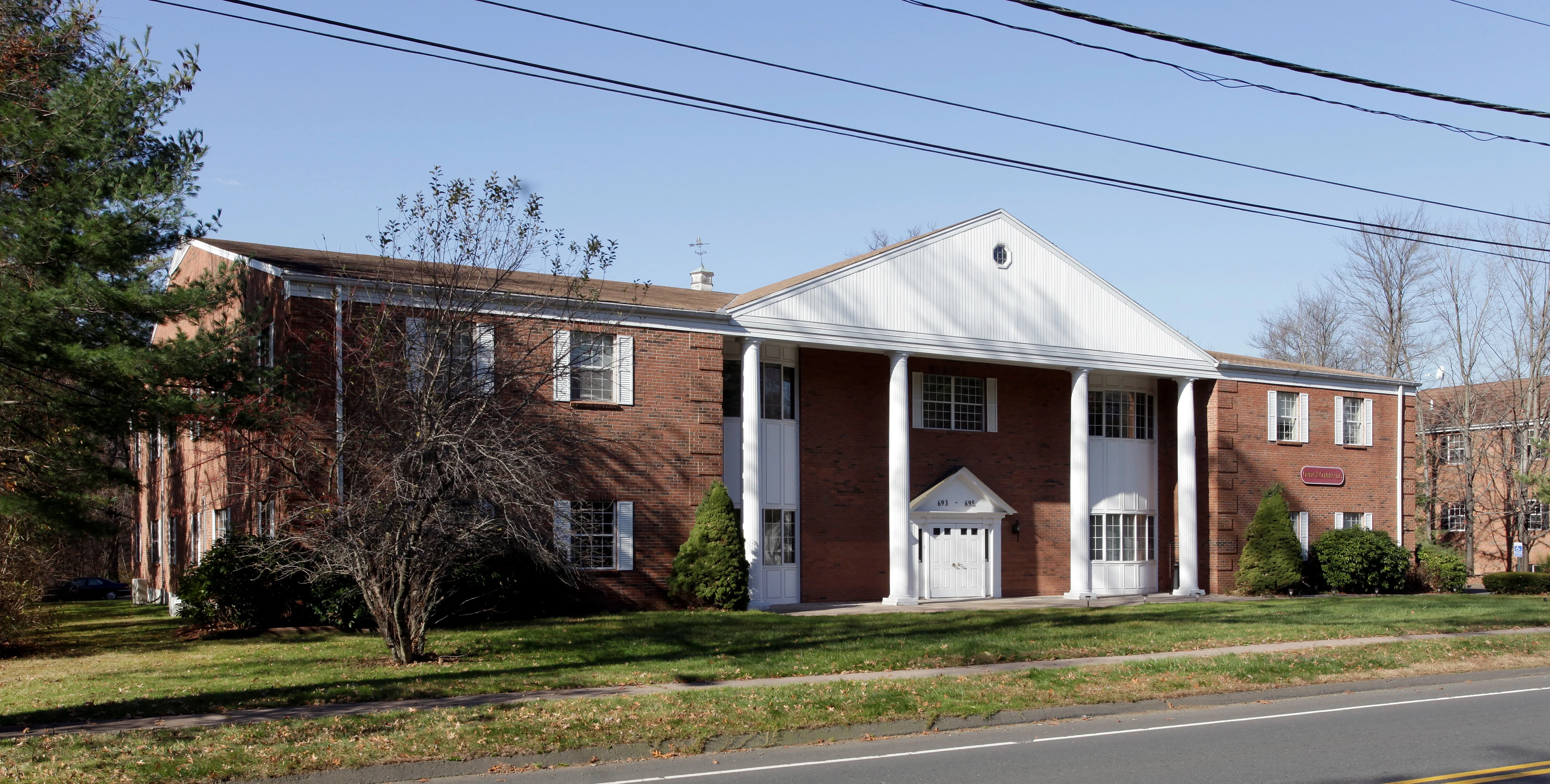 693 Bloomfield Ave — Lease in Bloomfield, CT, photo 1 of 8