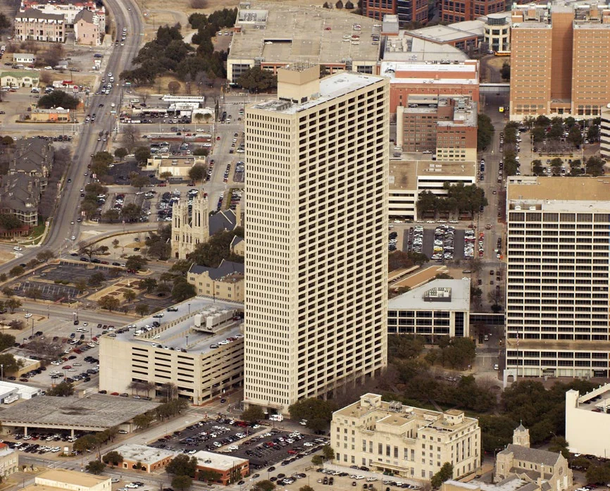Burnett Plaza — Lease in Fort Worth, TX, photo 2 of 8