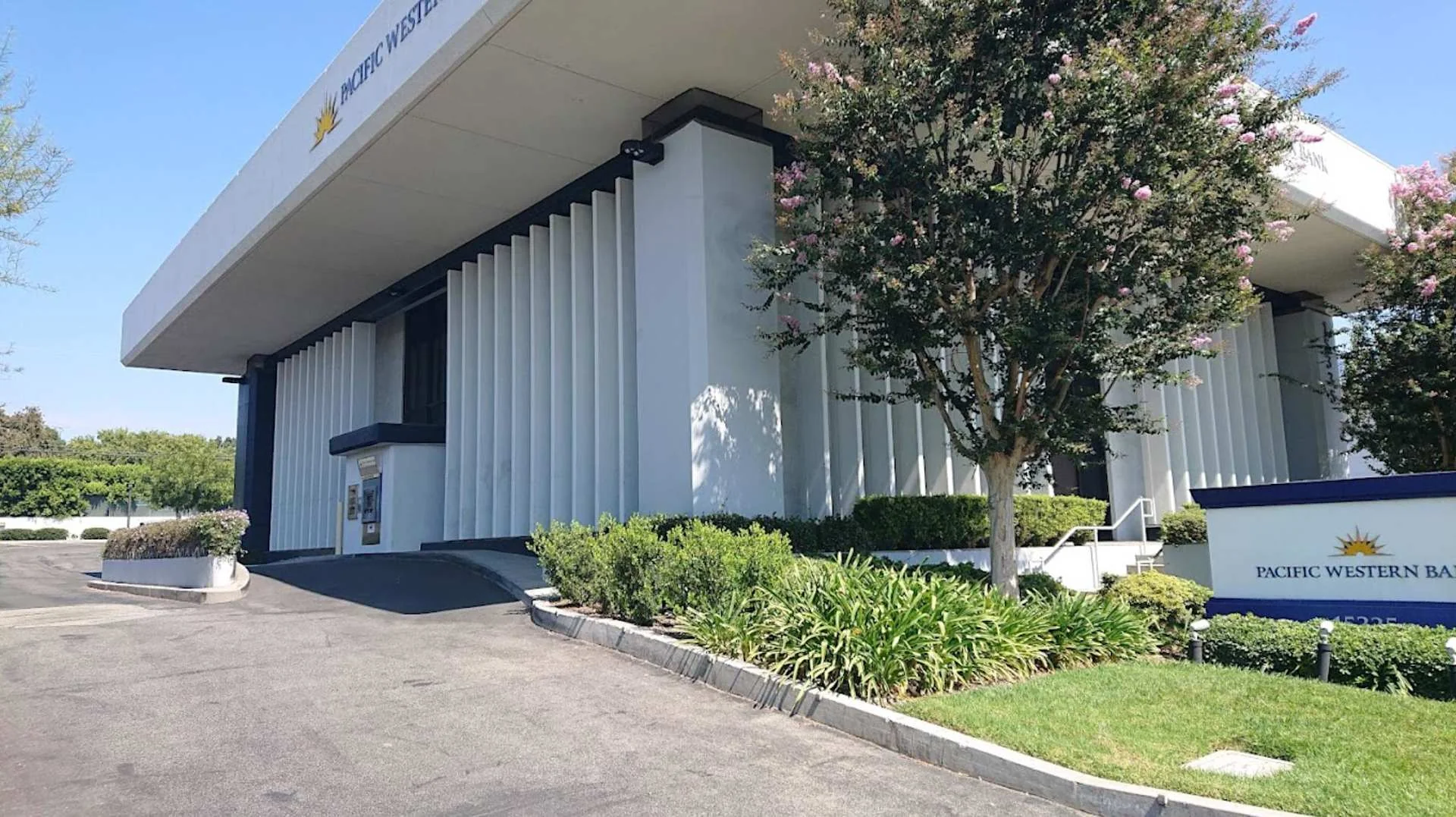 Pacific Western Bank — Lease in Whittier, CA, photo 2 of 3