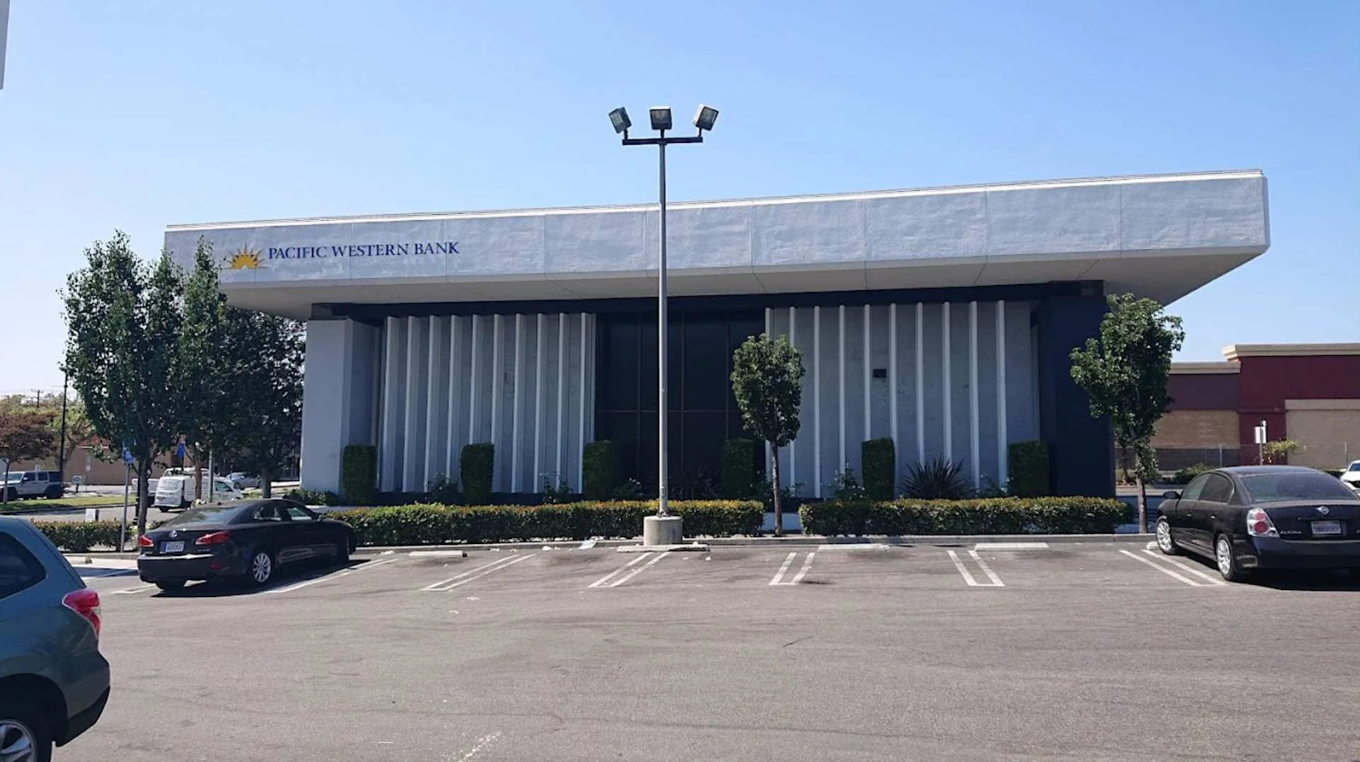 Pacific Western Bank — Lease in Whittier, CA, photo 3 of 3