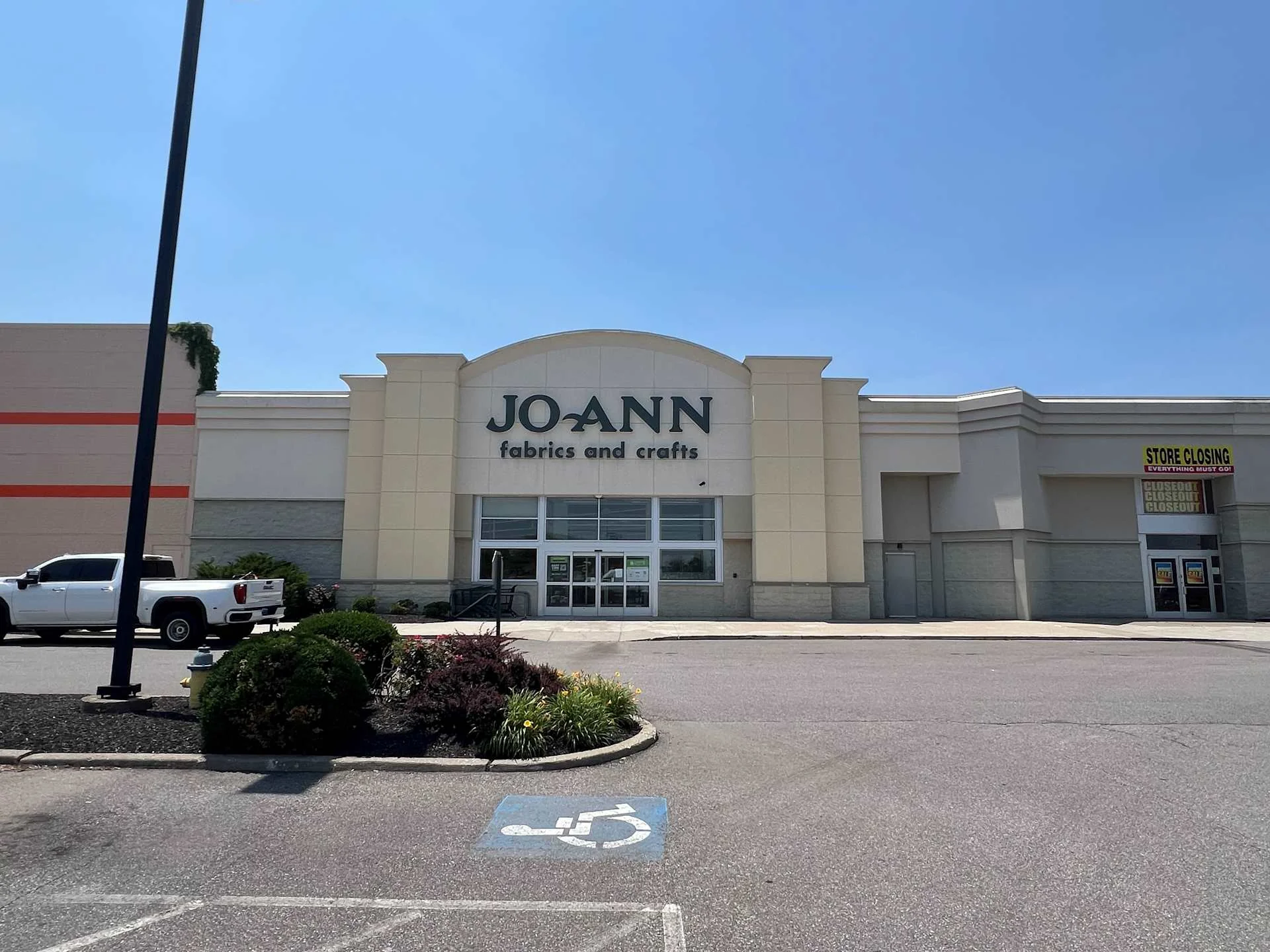 Houston Lakes Retail Center - photo 2 - Florence, KY