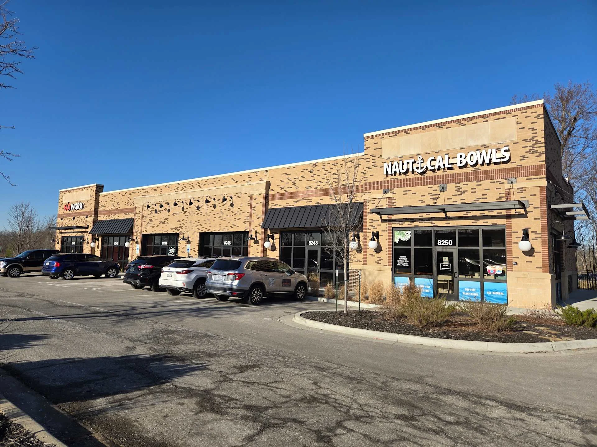 Shoal Creek Shopping Center — Lease in Kansas City, MO, photo 1 of 2
