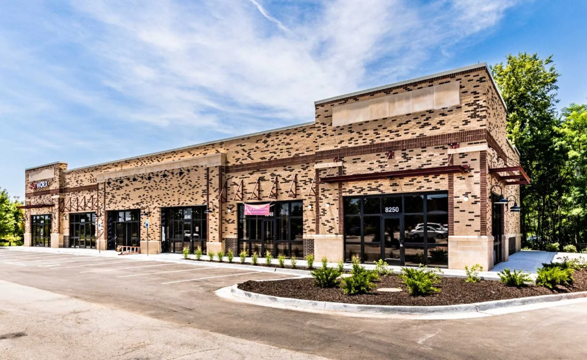 Shoal Creek Shopping Center — Lease in Kansas City, MO, photo 2 of 2