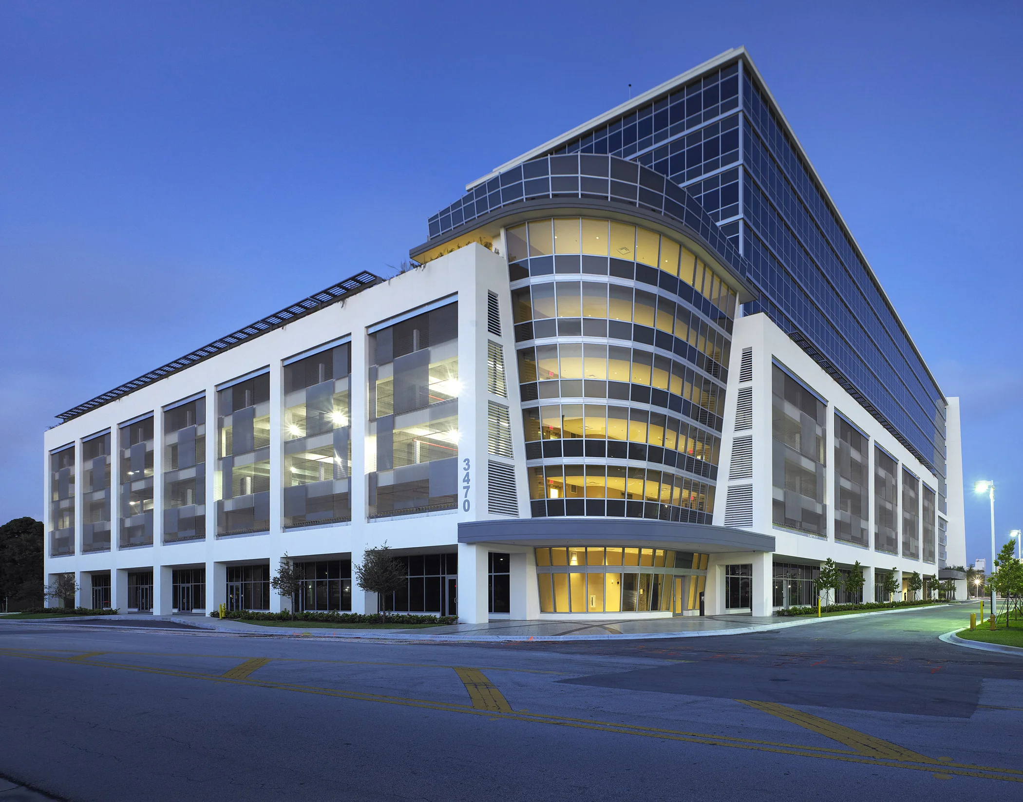 One Park Square - Retail — Lease in Doral, FL, photo 1 of 4