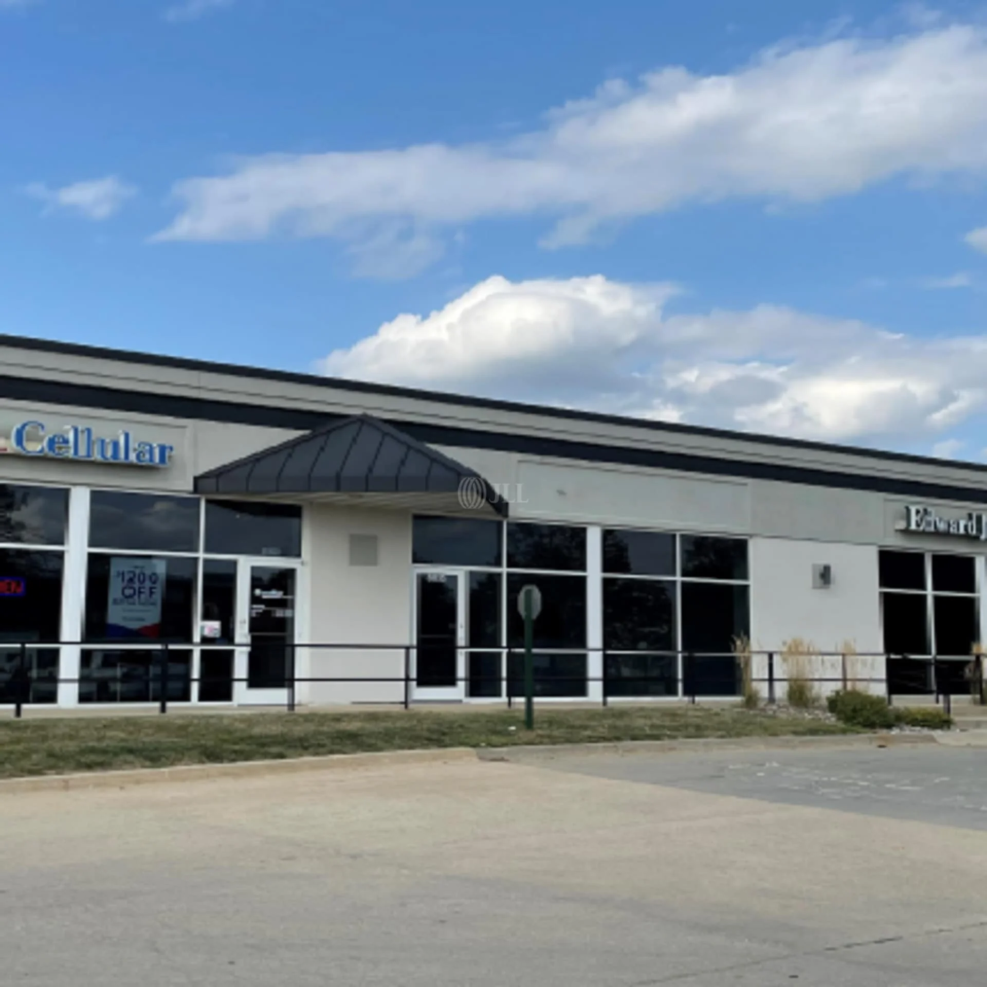 3821 100th Street — Lease in Urbandale, IA, photo 2 of 4
