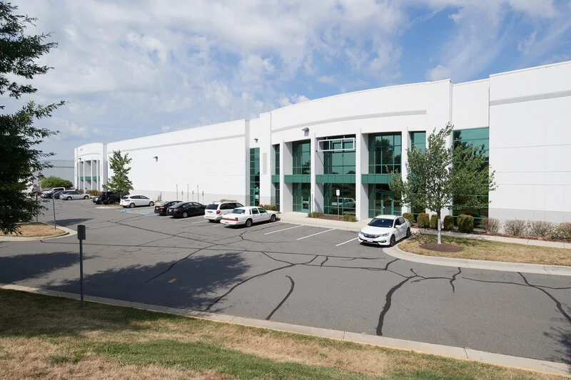 Dulles Gateway Distribution Ctr — Lease in Sterling, VA, photo 1 of 2