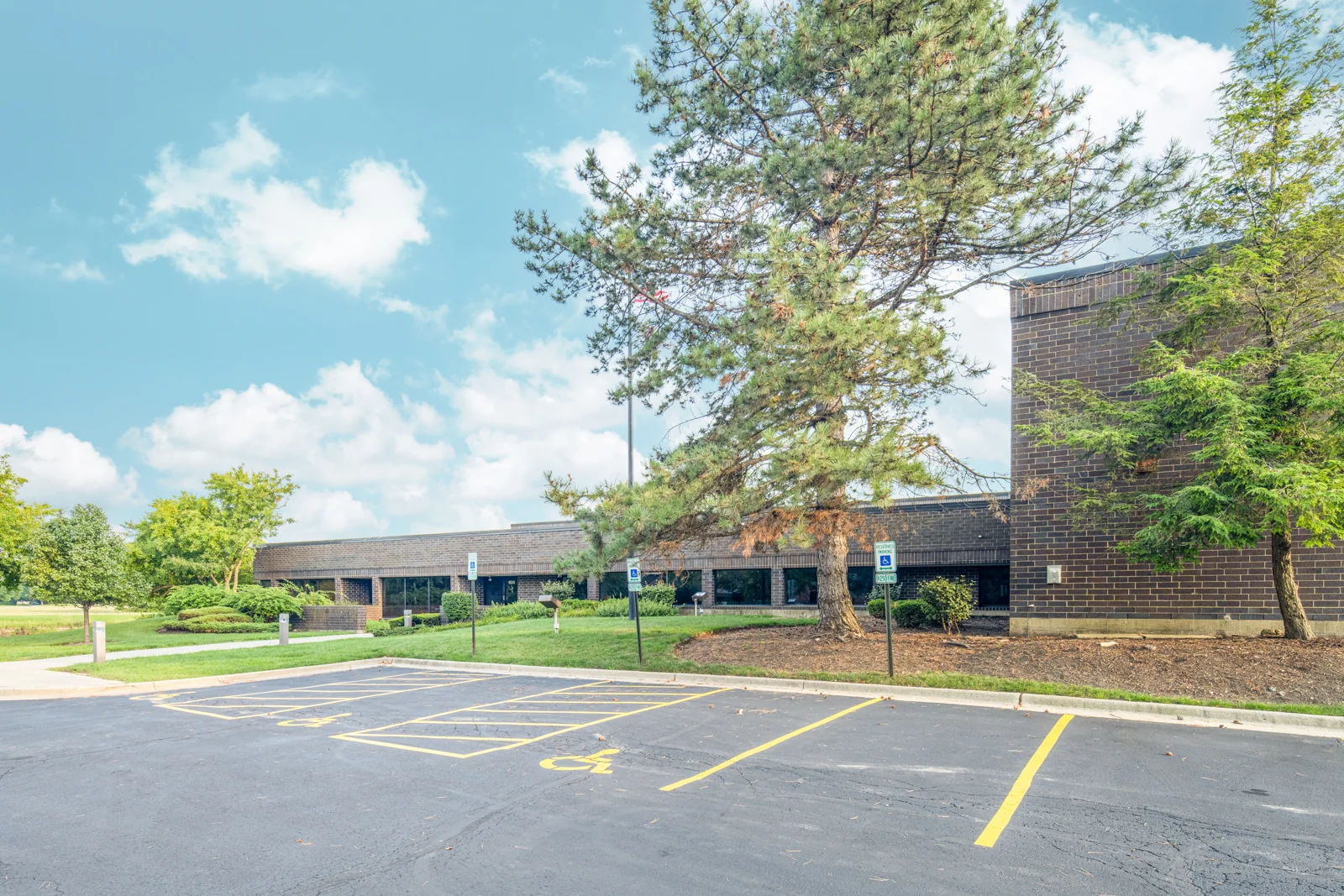 600 Knightsbridge Parkway — Lease in Lincolnshire, IL, photo 1 of 3