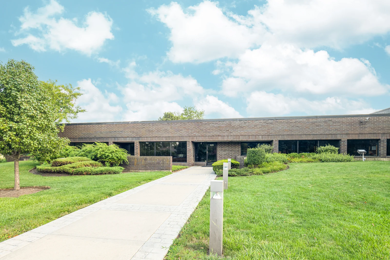 600 Knightsbridge Parkway — Lease in Lincolnshire, IL, photo 2 of 3