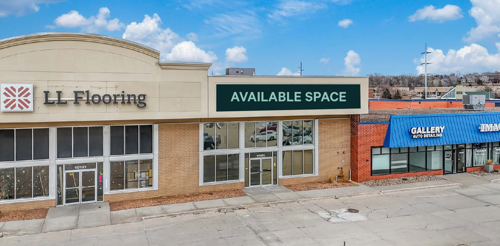 Hickman Road Retail Showroom — Lease in Urbandale, IA, photo 1 of 3