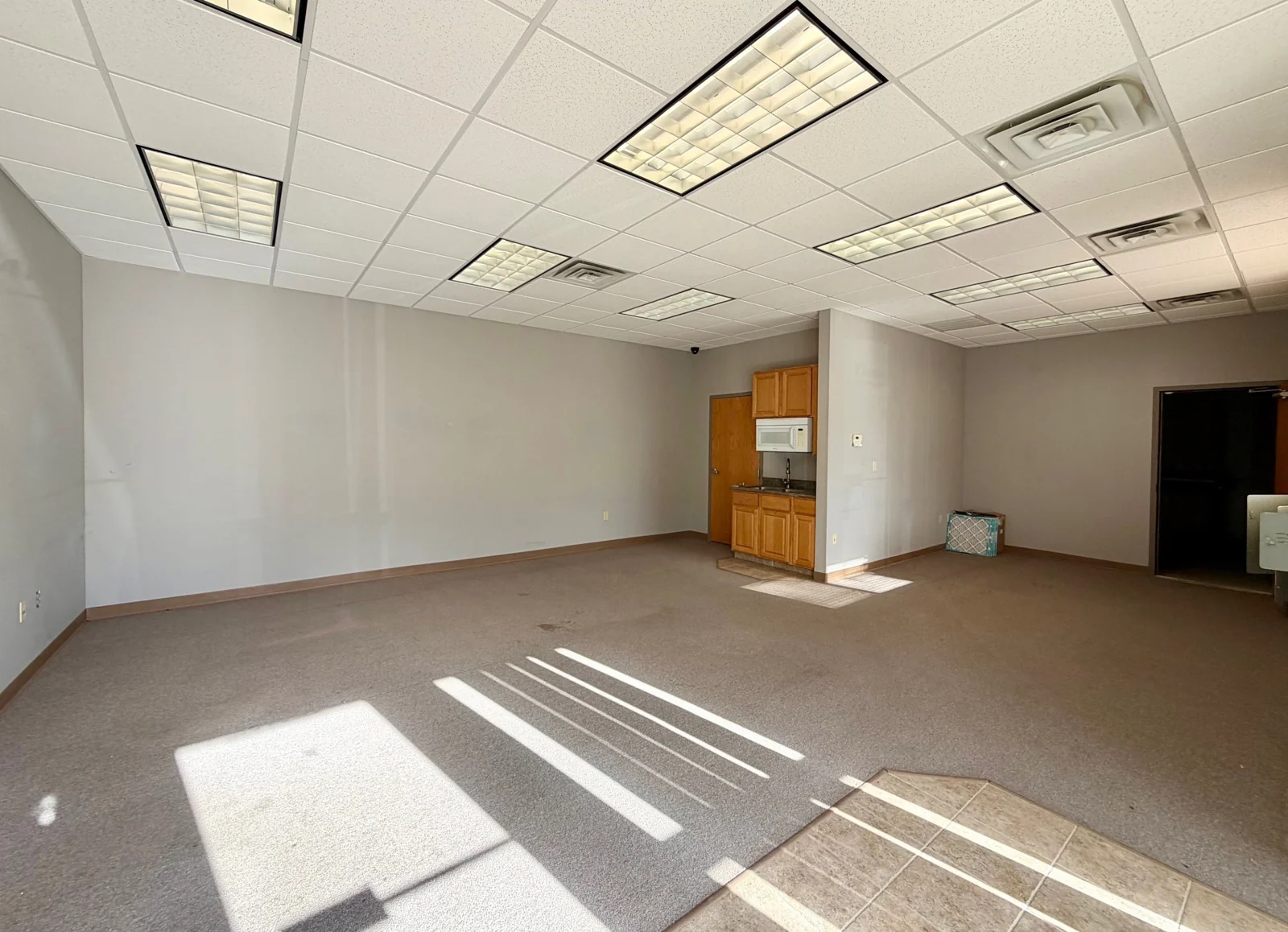 RARE OWNER/USER OPPORTUNITY ON I-80 — Sale in Lincoln, NE, photo 4 of 8