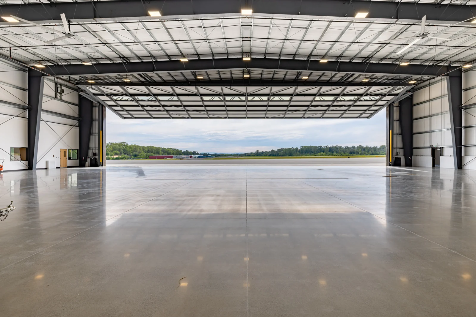 ±16,655 SF Aircraft Hangar and Office Facility For… — Sale in Burlington, WA, photo 1 of 7