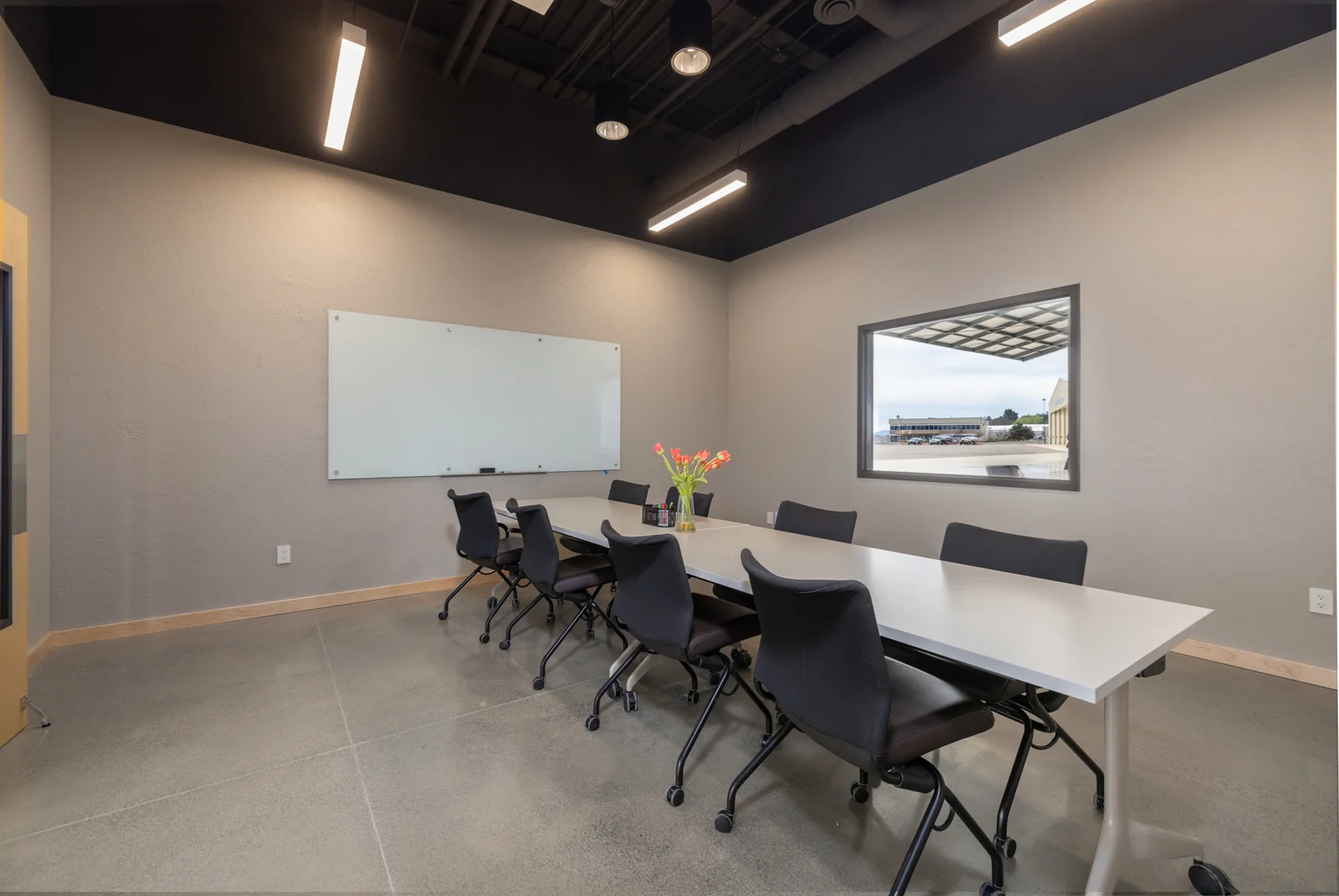 ±16,655 SF Aircraft Hangar and Office Facility For… — Sale in Burlington, WA, photo 2 of 7