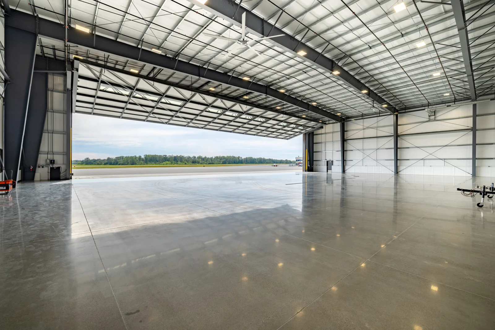 ±16,655 SF Aircraft Hangar and Office Facility For… — Sale in Burlington, WA, photo 5 of 7