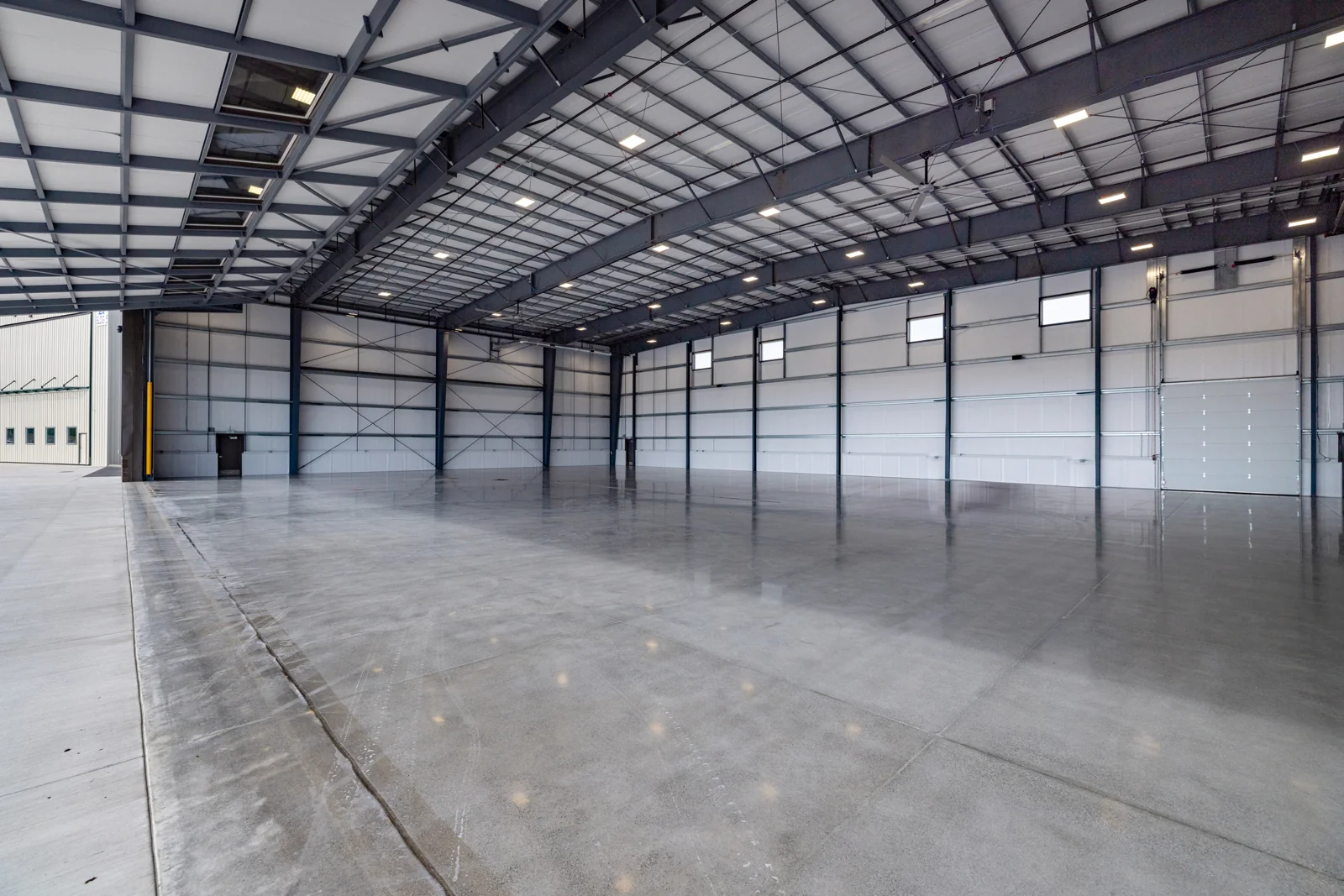 ±16,655 SF Aircraft Hangar and Office Facility For… — Sale in Burlington, WA, photo 6 of 7