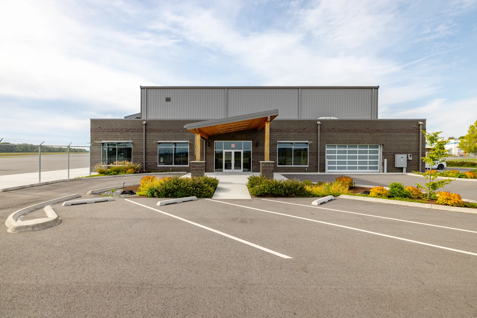±16,655 SF Aircraft Hangar and Office Facility For… — Sale in Burlington, WA, photo 7 of 7