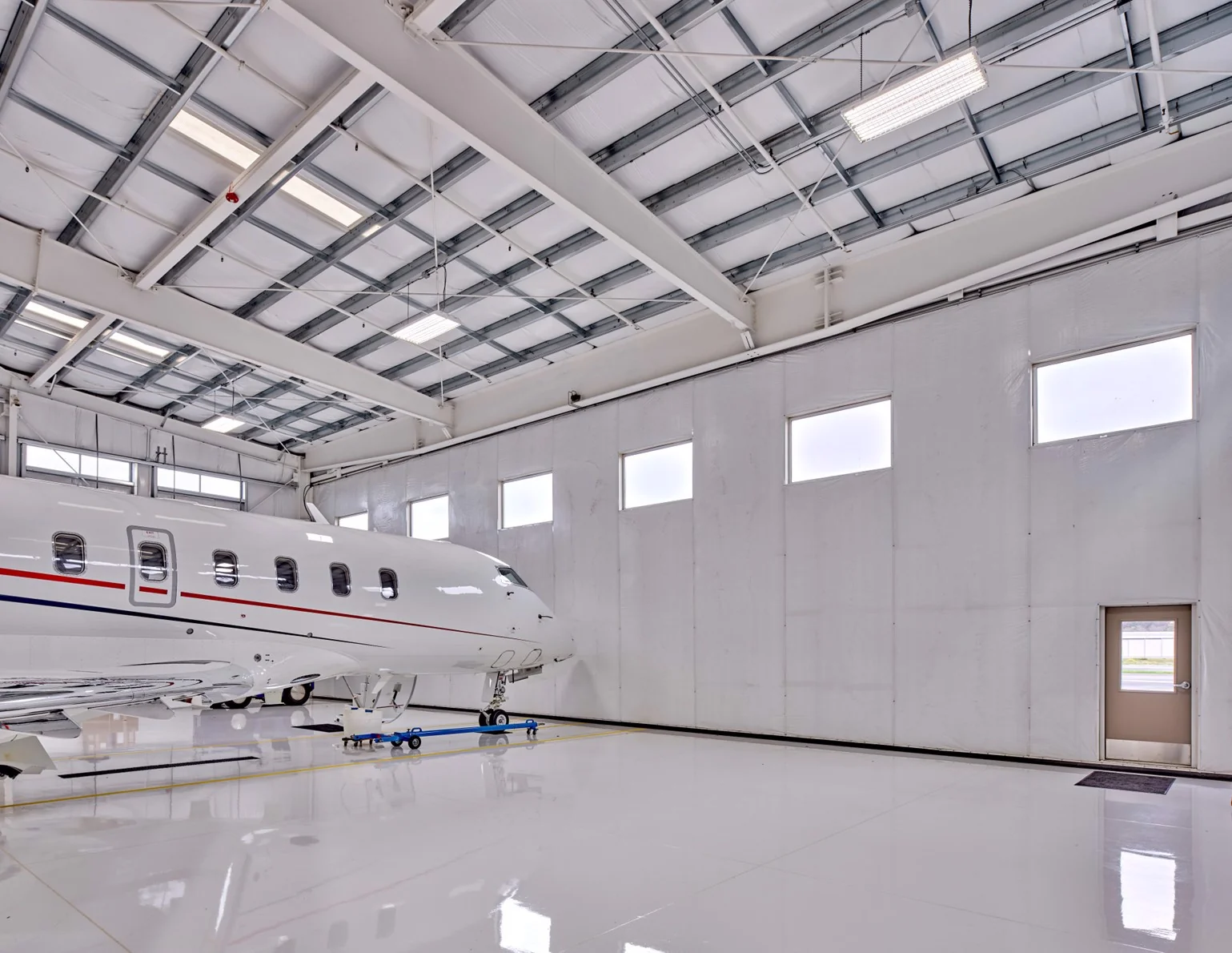 Private ±5,544 SF Aircraft Hangar For Lease — Lease in Tukwila, WA, photo 1 of 4